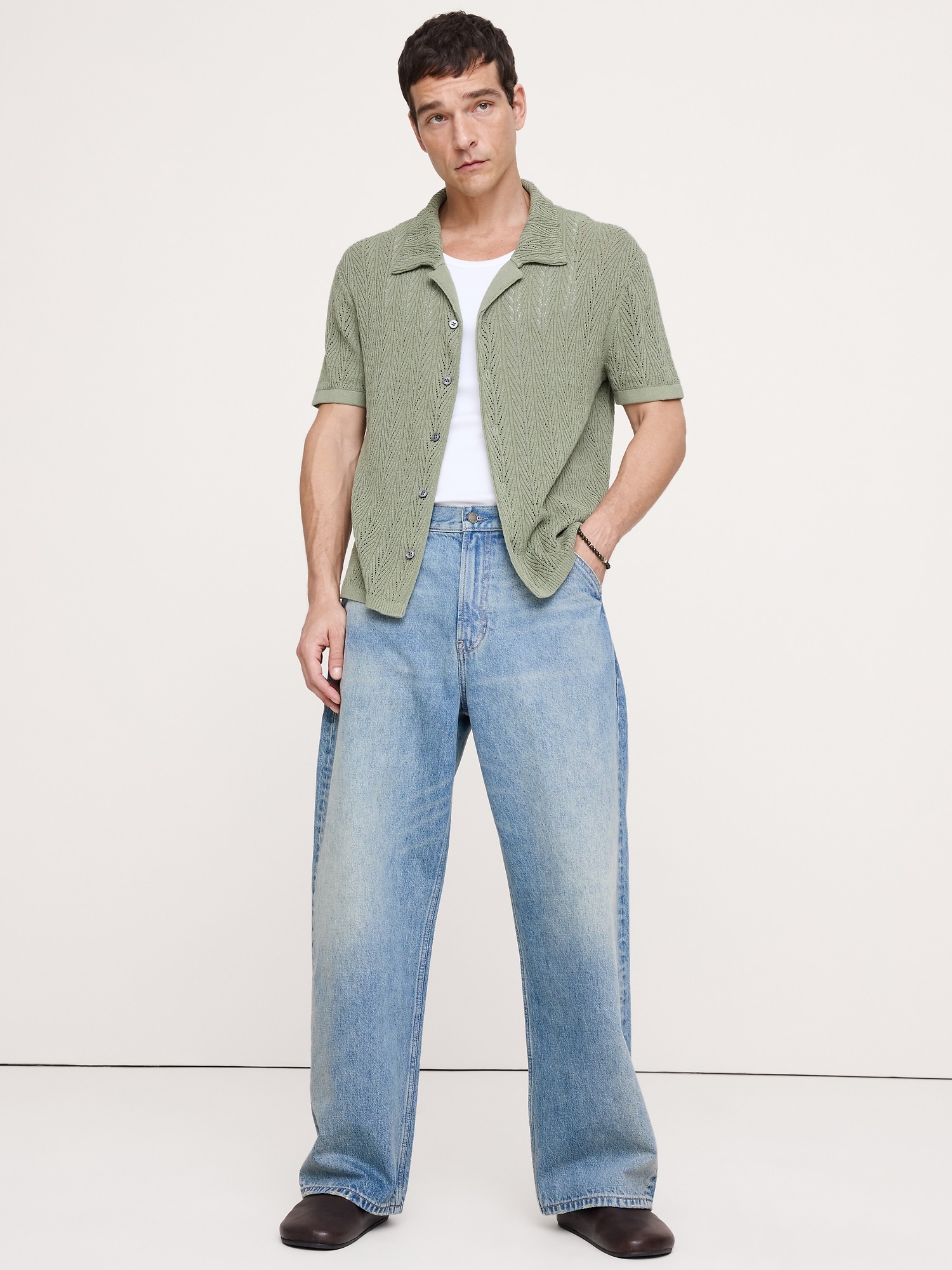 L'image numéro 4 présente Cardigan à col polo en mélange de lin et coton à motif ajouré
