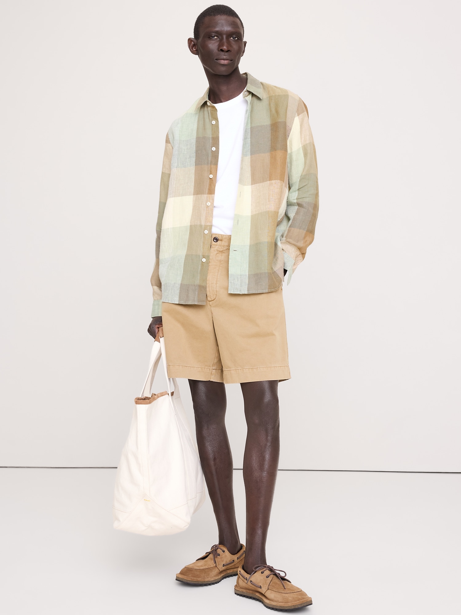 L'image numéro 4 présente Chemise coupe standard en lin à carreaux Retour aux archives