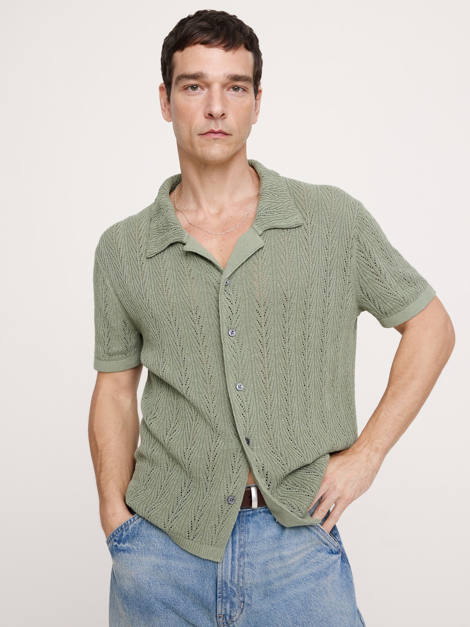 L'image numéro 1 présente Cardigan à col polo en mélange de lin et coton à motif ajouré