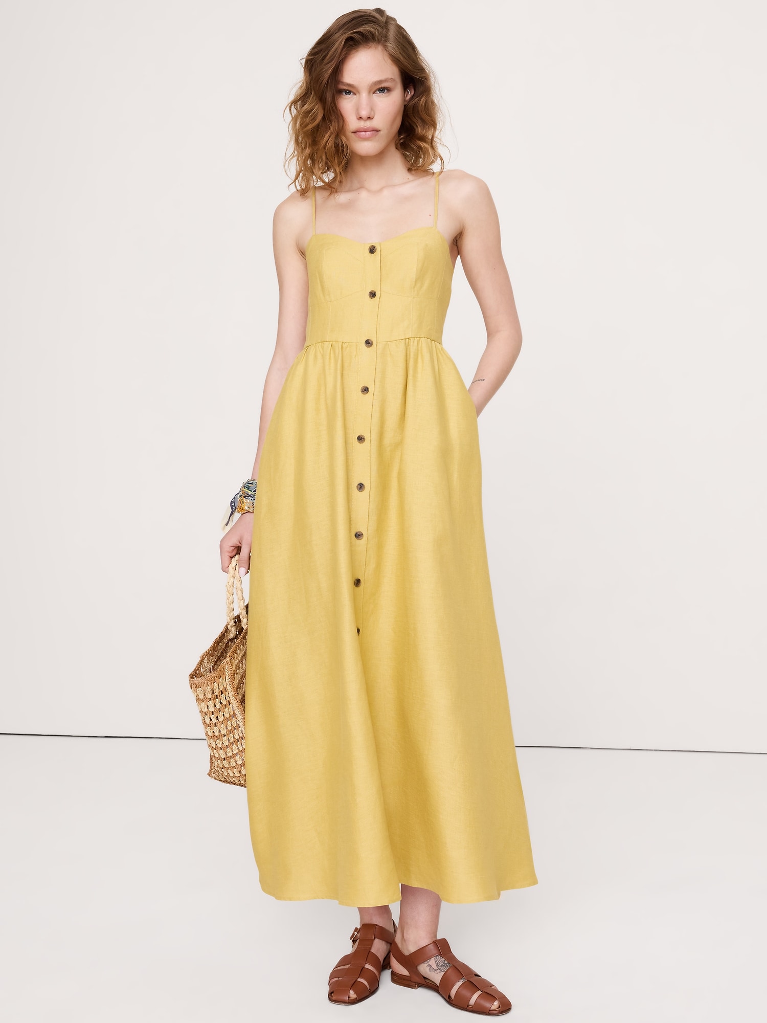 L'image numéro 1 présente Robe corset boutonnée en lin