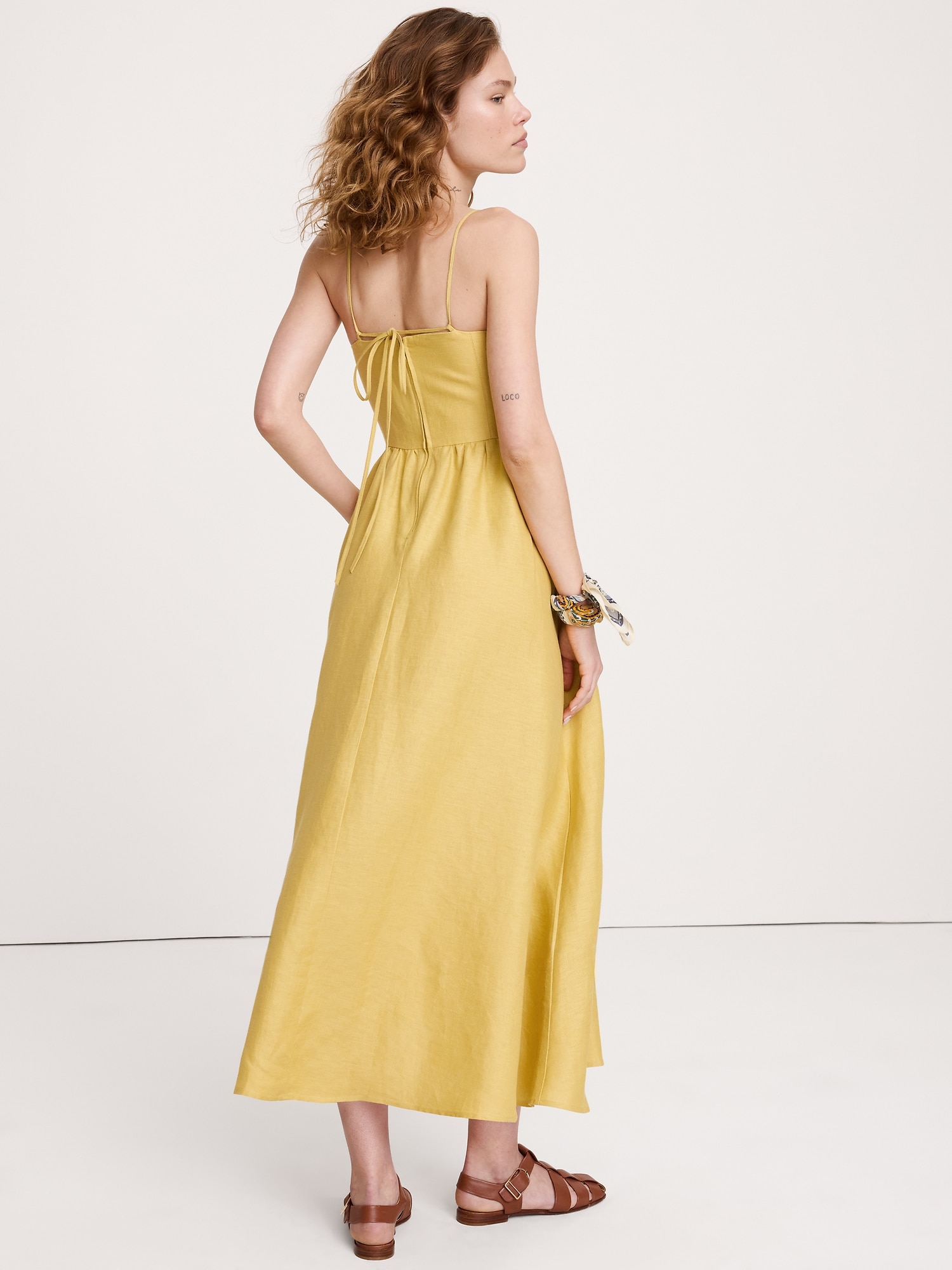 L'image numéro 3 présente Robe corset boutonnée en lin