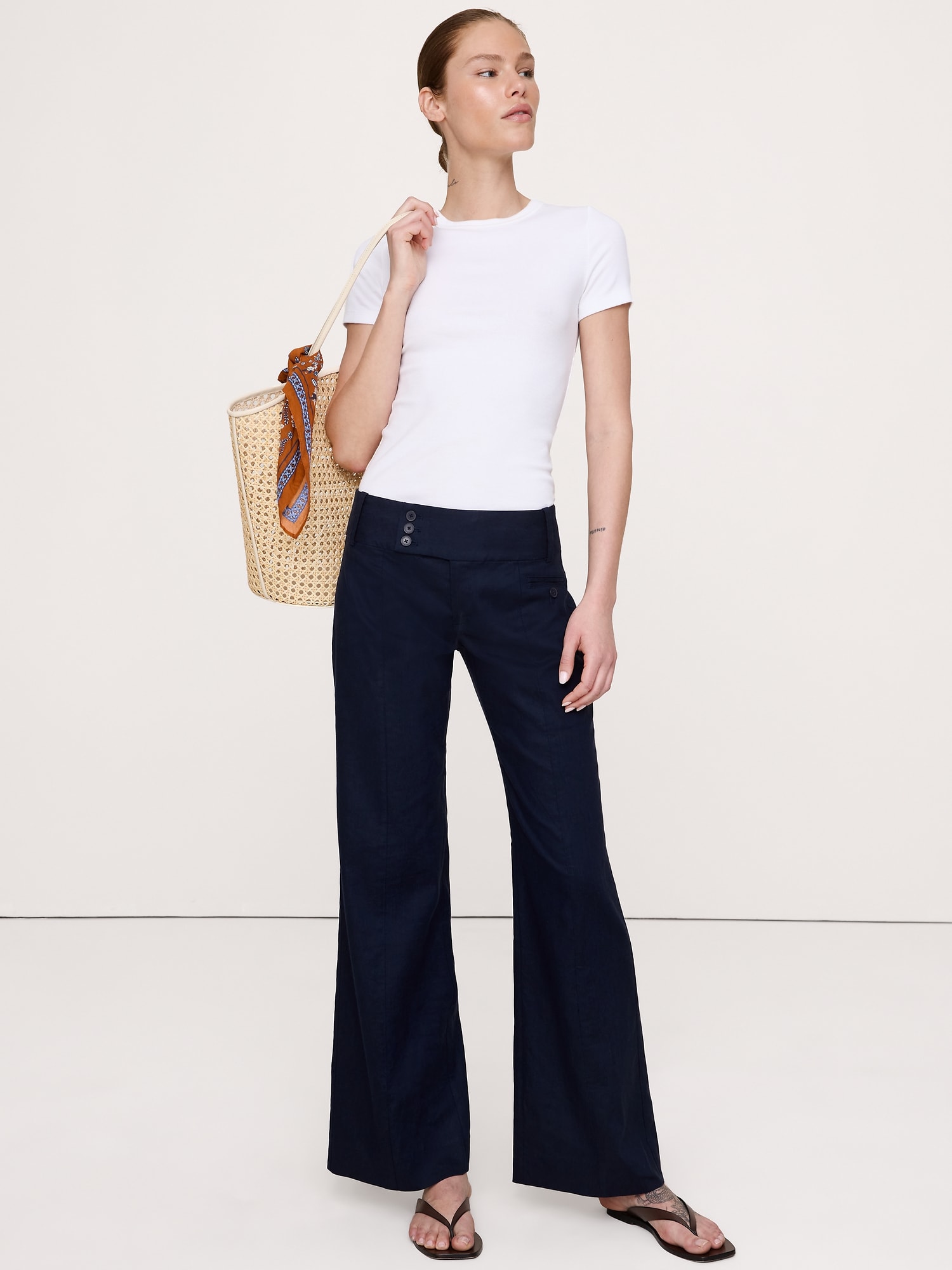 L'image numéro 1 présente Pantalon en lin et viscose extensible à jambe large et taille basse