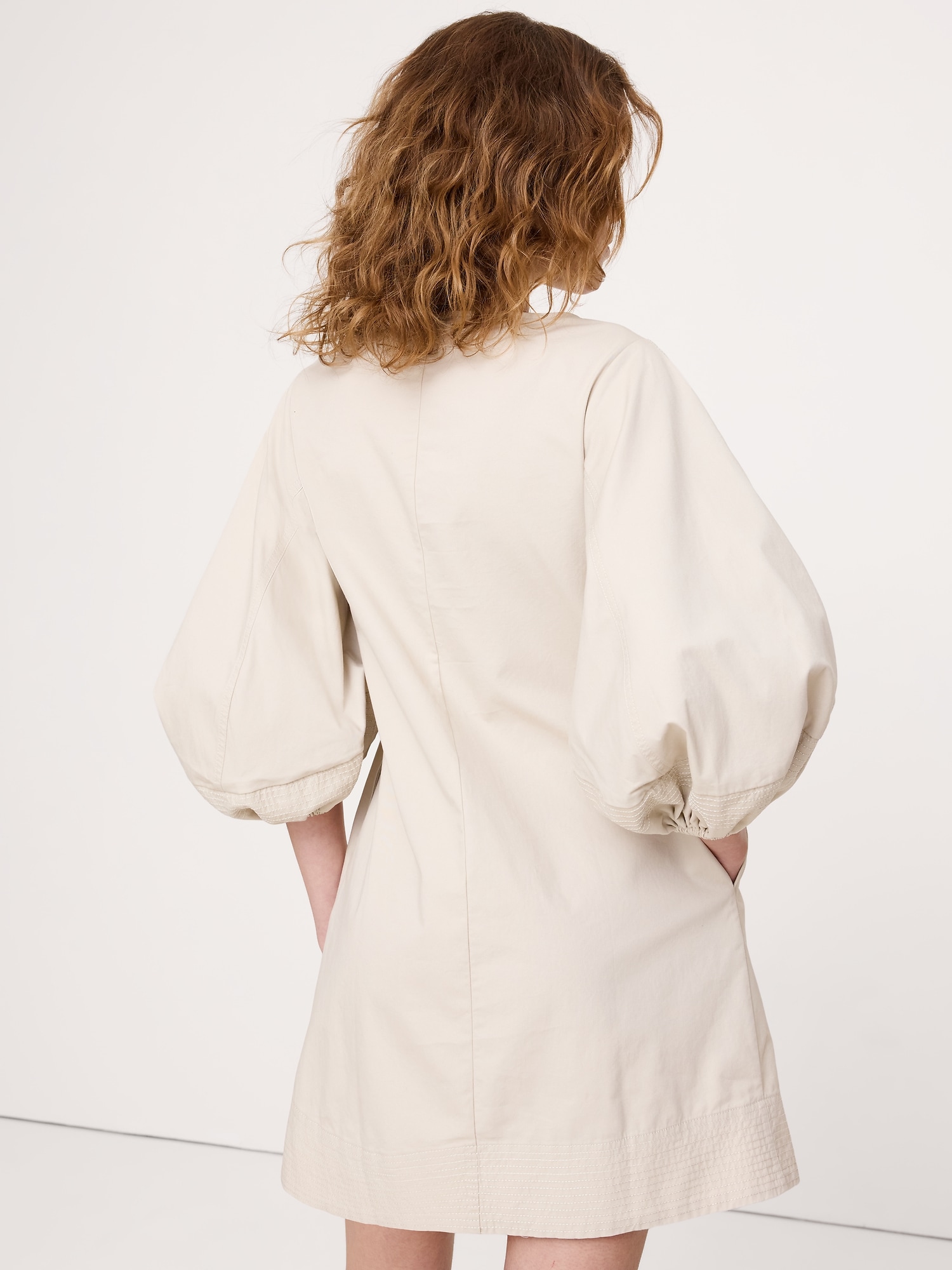 L'image numéro 2 présente Robe courte à manches évasées en sergé de coton