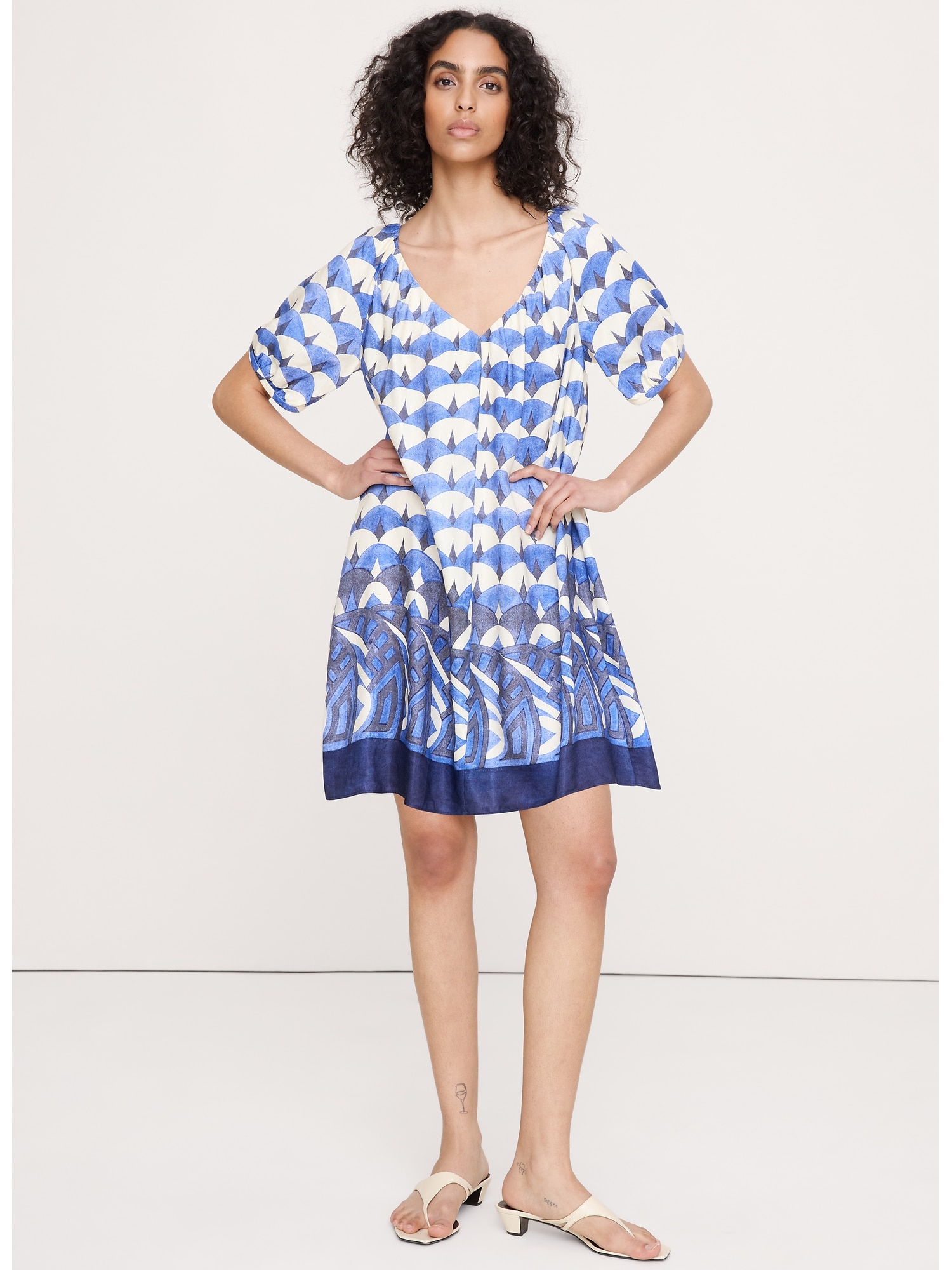 L'image numéro 5 présente Robe courte à manches bouffantes en lin et viscose