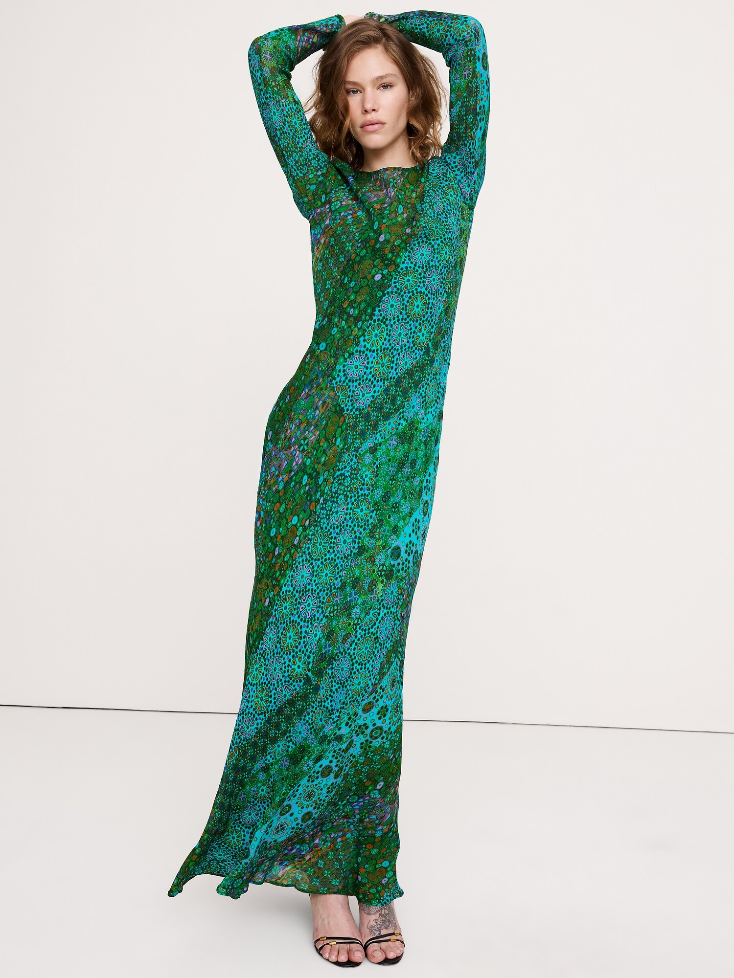 L'image numéro 4 présente Robe longue en mousseline coupée en biais