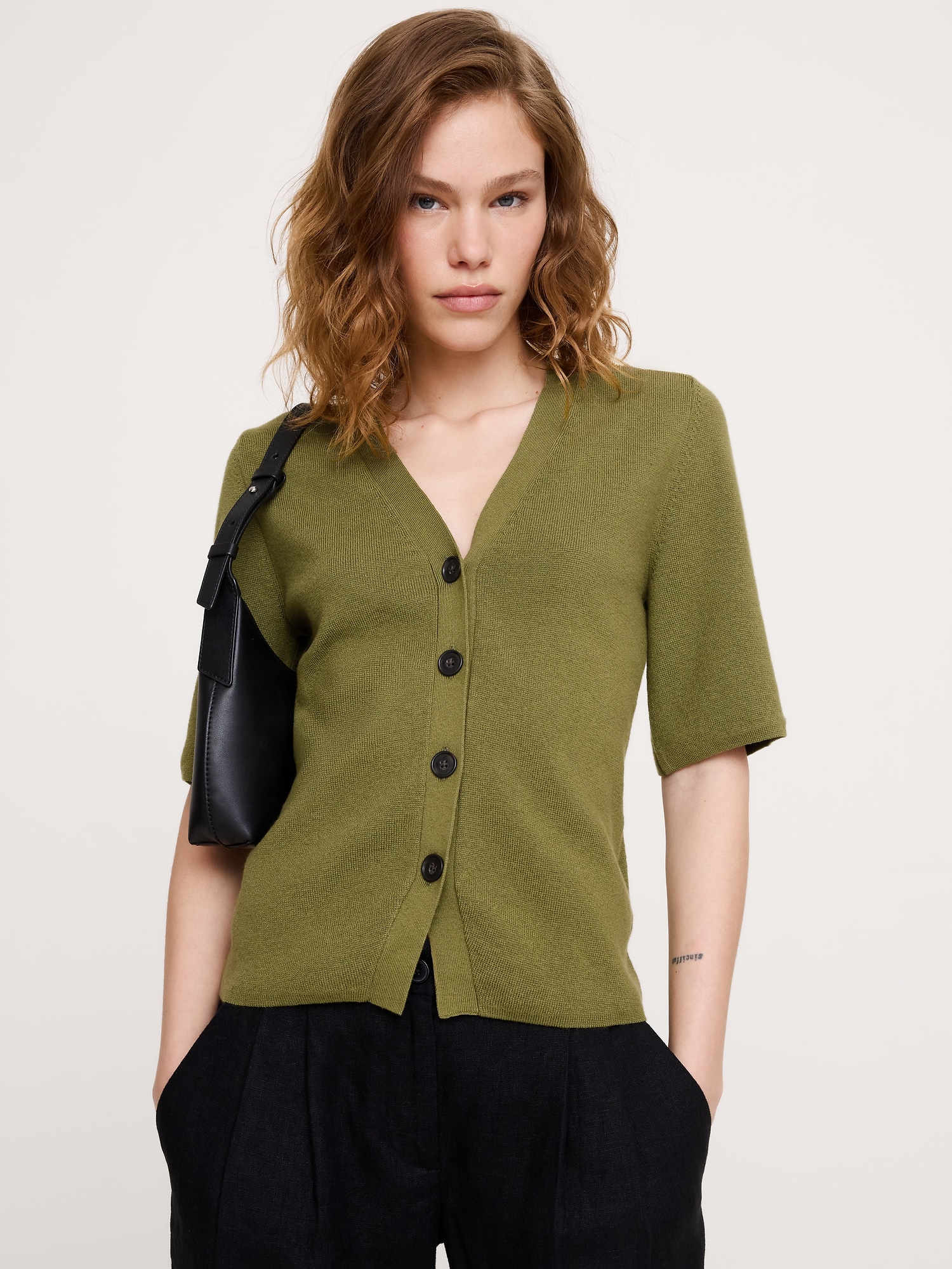 L'image numéro 1 présente Cardigan à manches courtes en coton et soie pied d’alouette