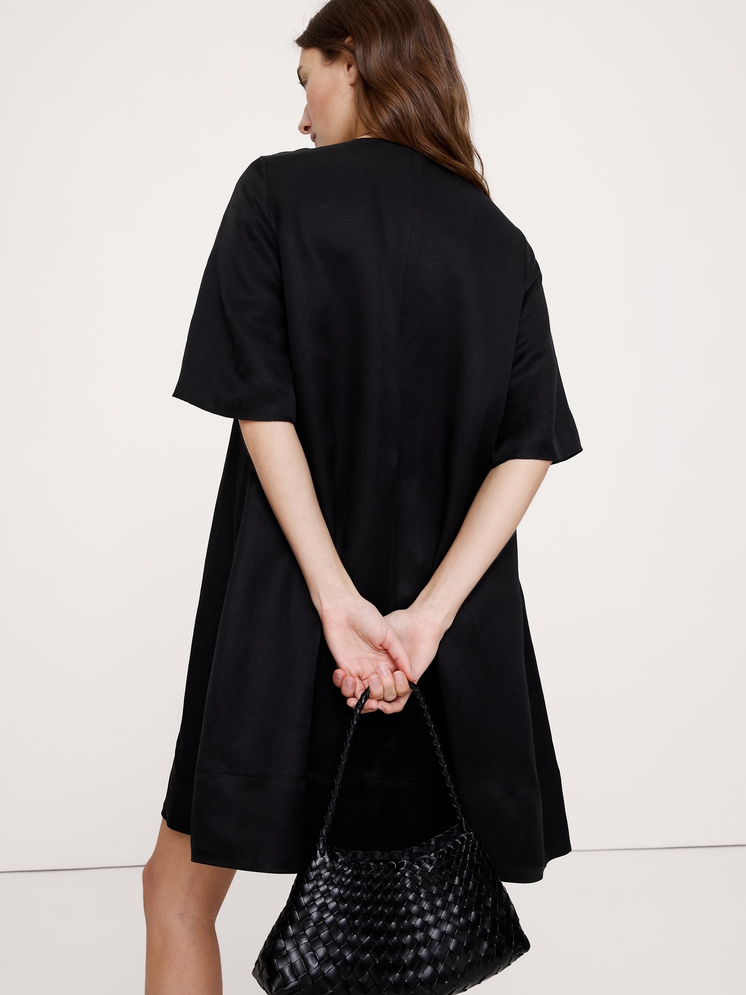 L'image numéro 2 présente Robe courte en lin et viscose à encolure dégagée