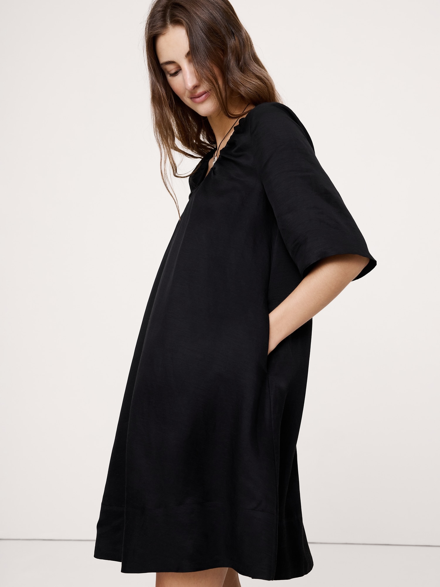 L'image numéro 3 présente Robe courte en lin et viscose à encolure dégagée