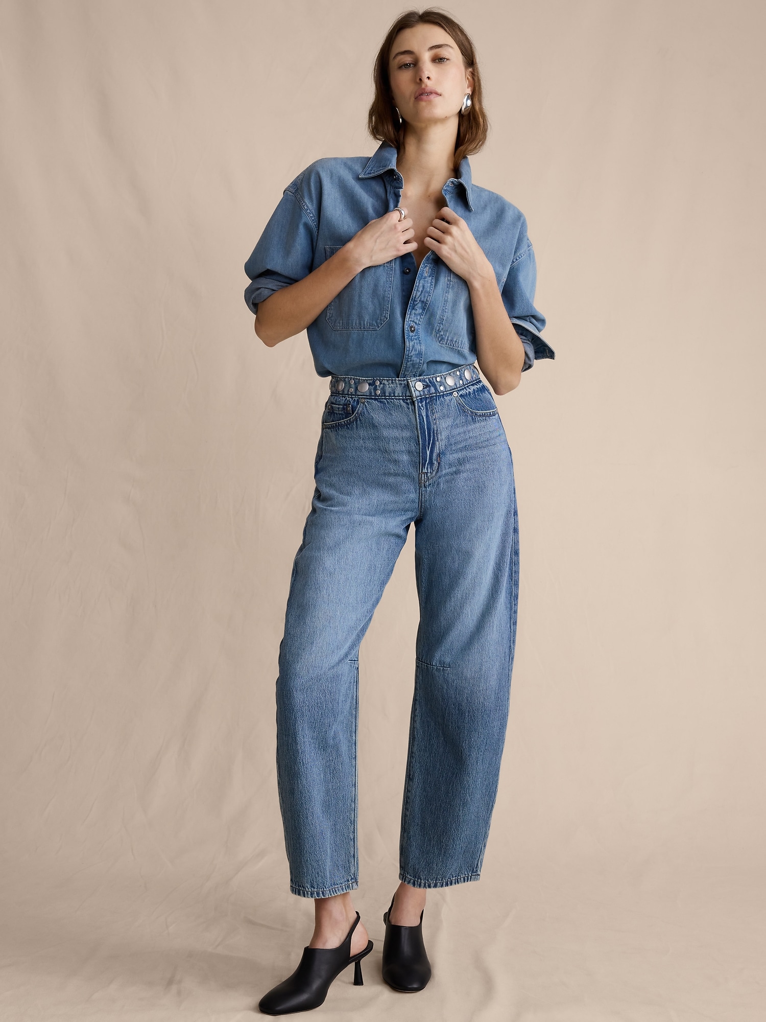 L'image numéro 1 présente Jean coupe baril clouté taille mi-basse longueur cheville