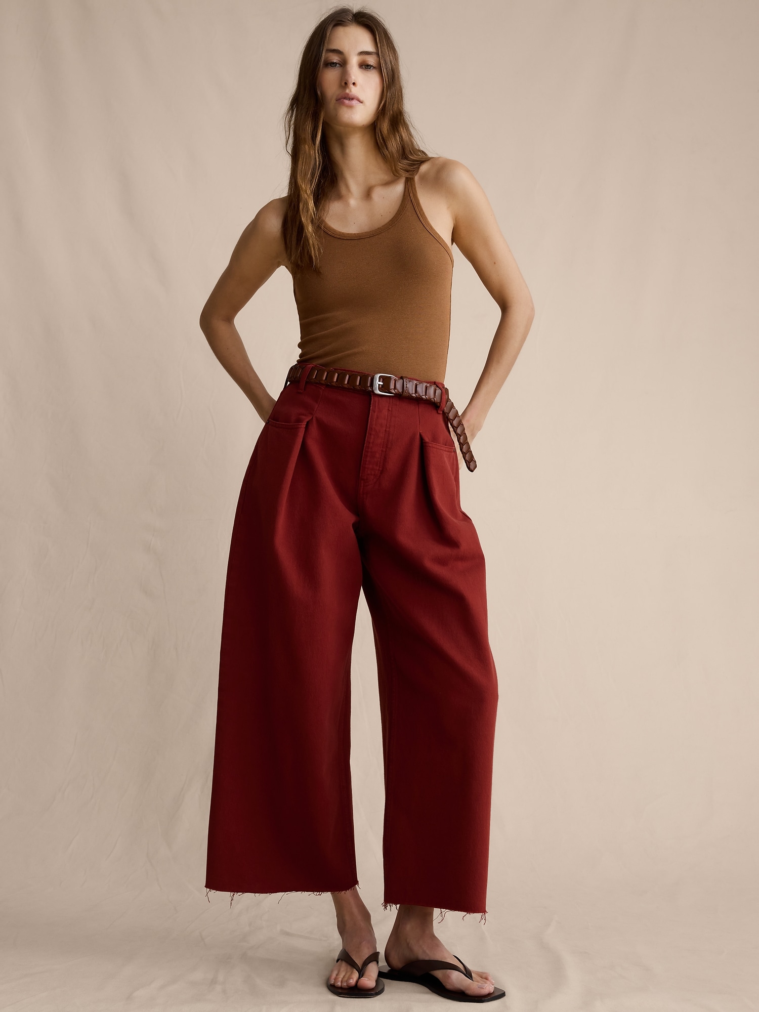 L'image numéro 1 présente Jean ample court plissé à taille mi-basse