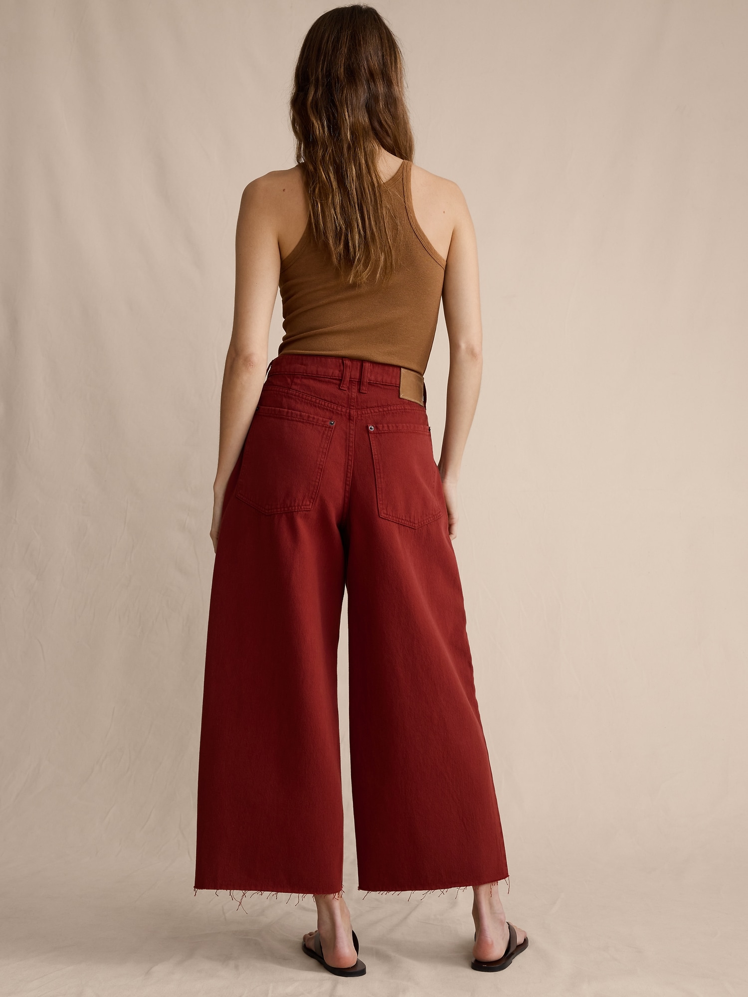 L'image numéro 3 présente Jean ample court plissé à taille mi-basse