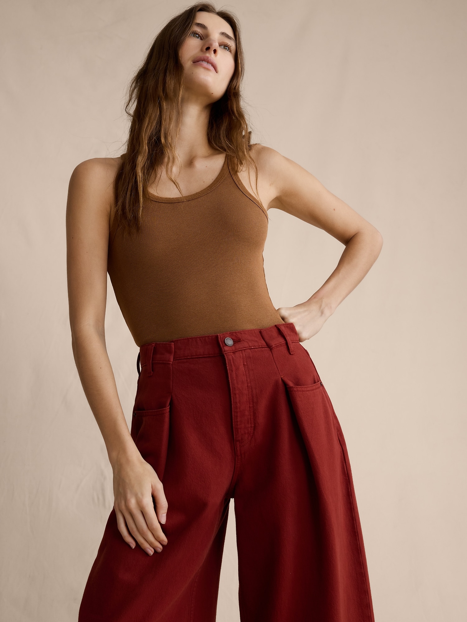 L'image numéro 4 présente Jean ample court plissé à taille mi-basse