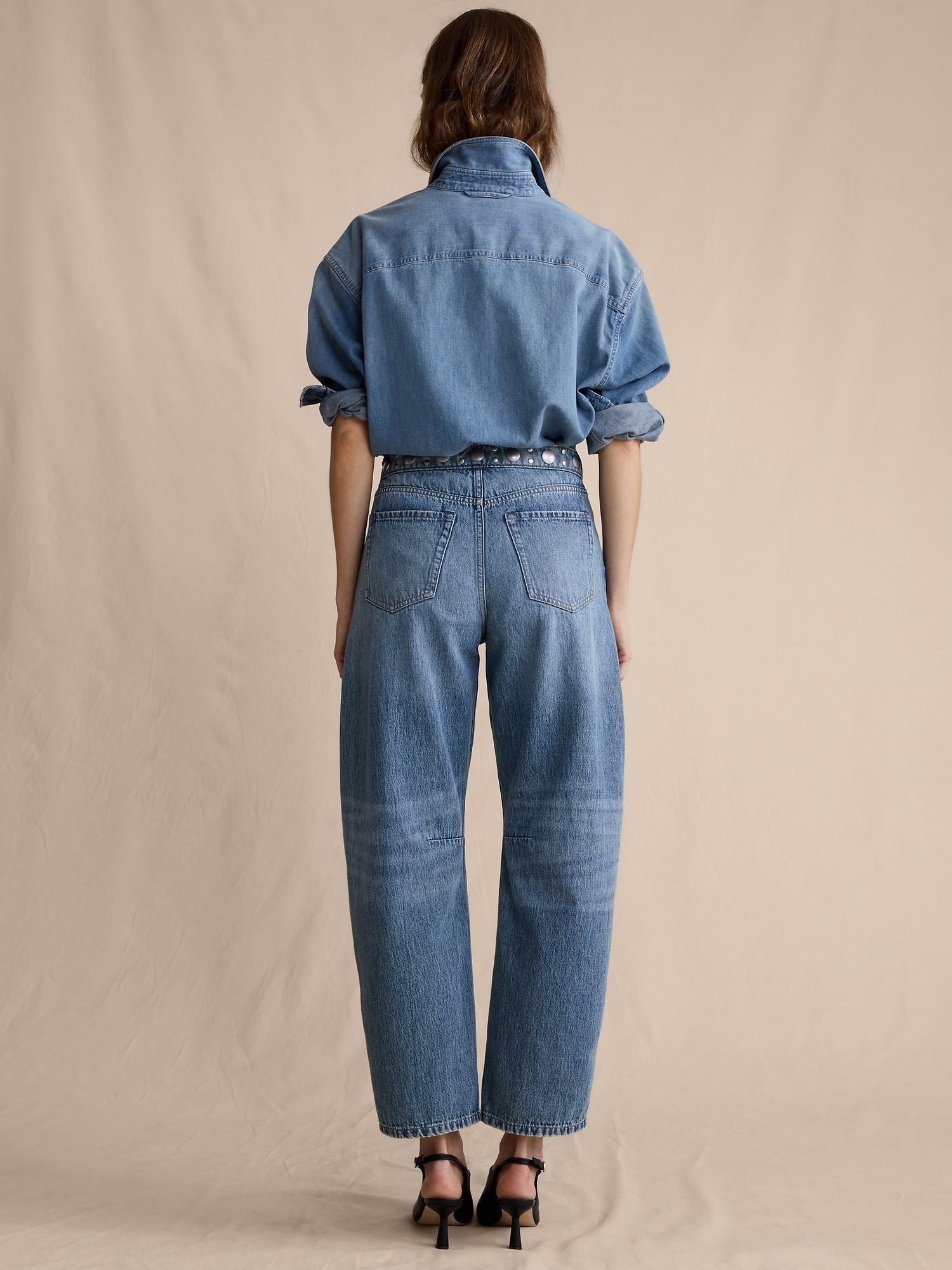 L'image numéro 3 présente Jean coupe baril clouté taille mi-basse longueur cheville