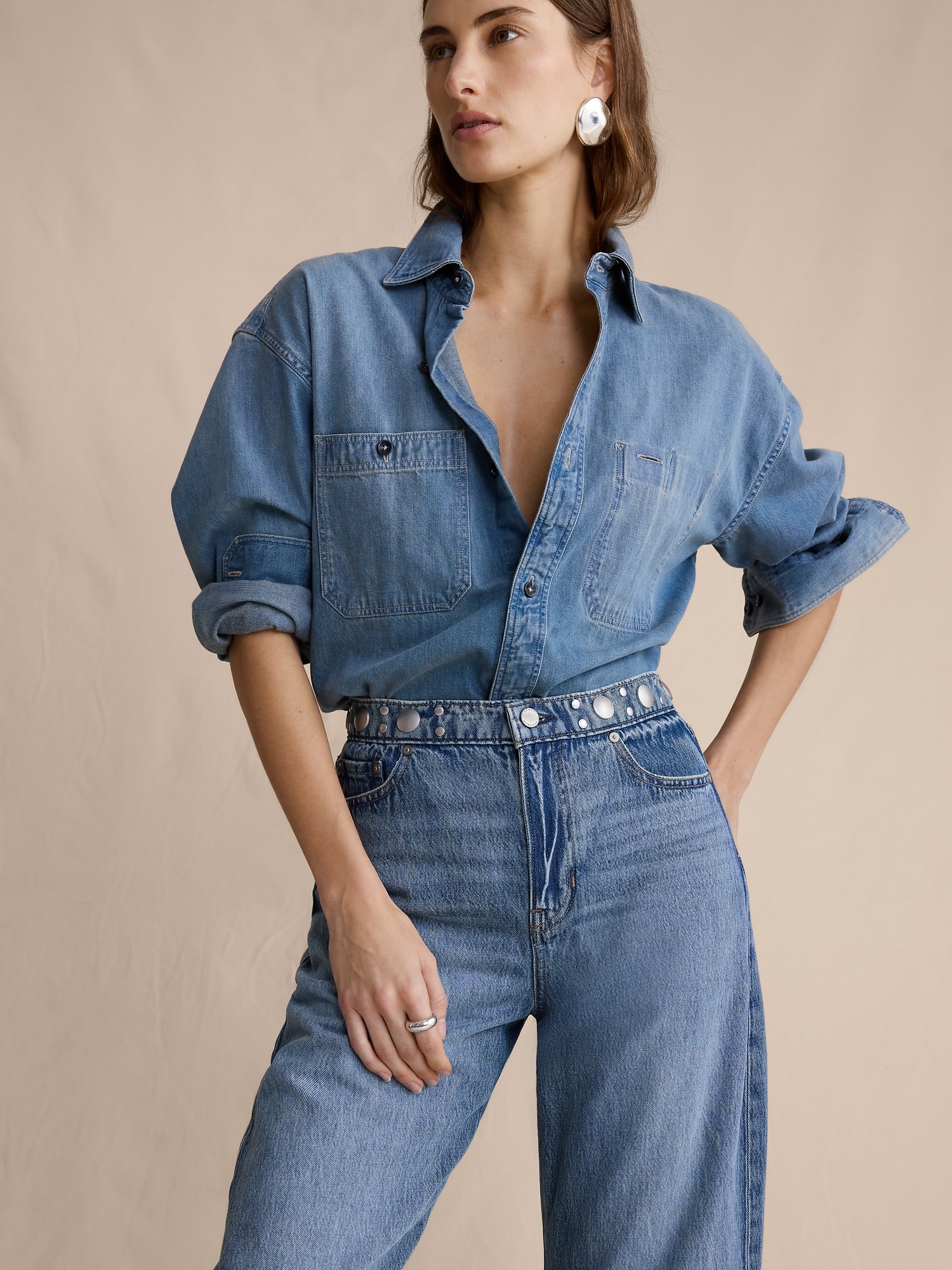 L'image numéro 4 présente Jean coupe baril clouté taille mi-basse longueur cheville