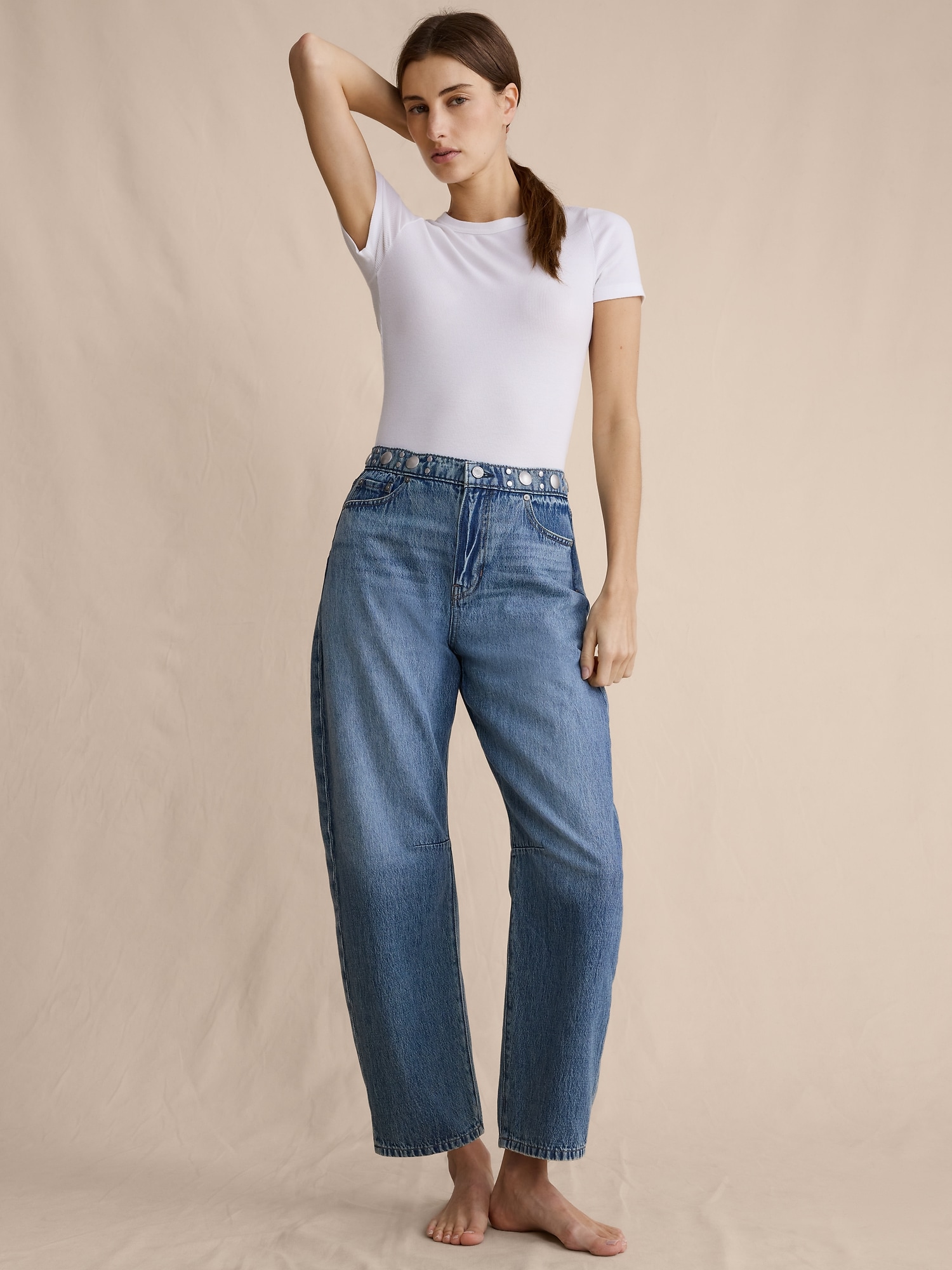 L'image numéro 5 présente Jean coupe baril clouté taille mi-basse longueur cheville
