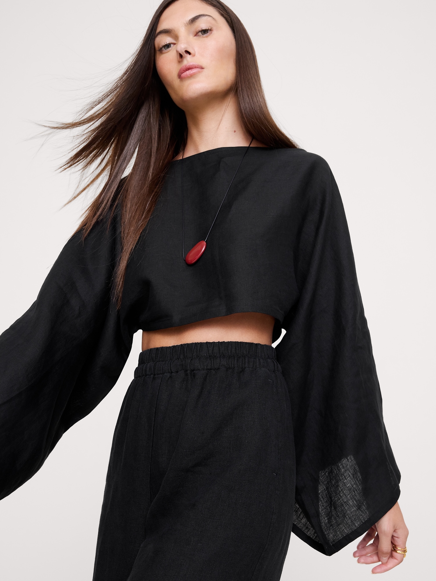 L'image numéro 4 présente Pantalon à taille haute extensible à jambe large en lin longueur cheville