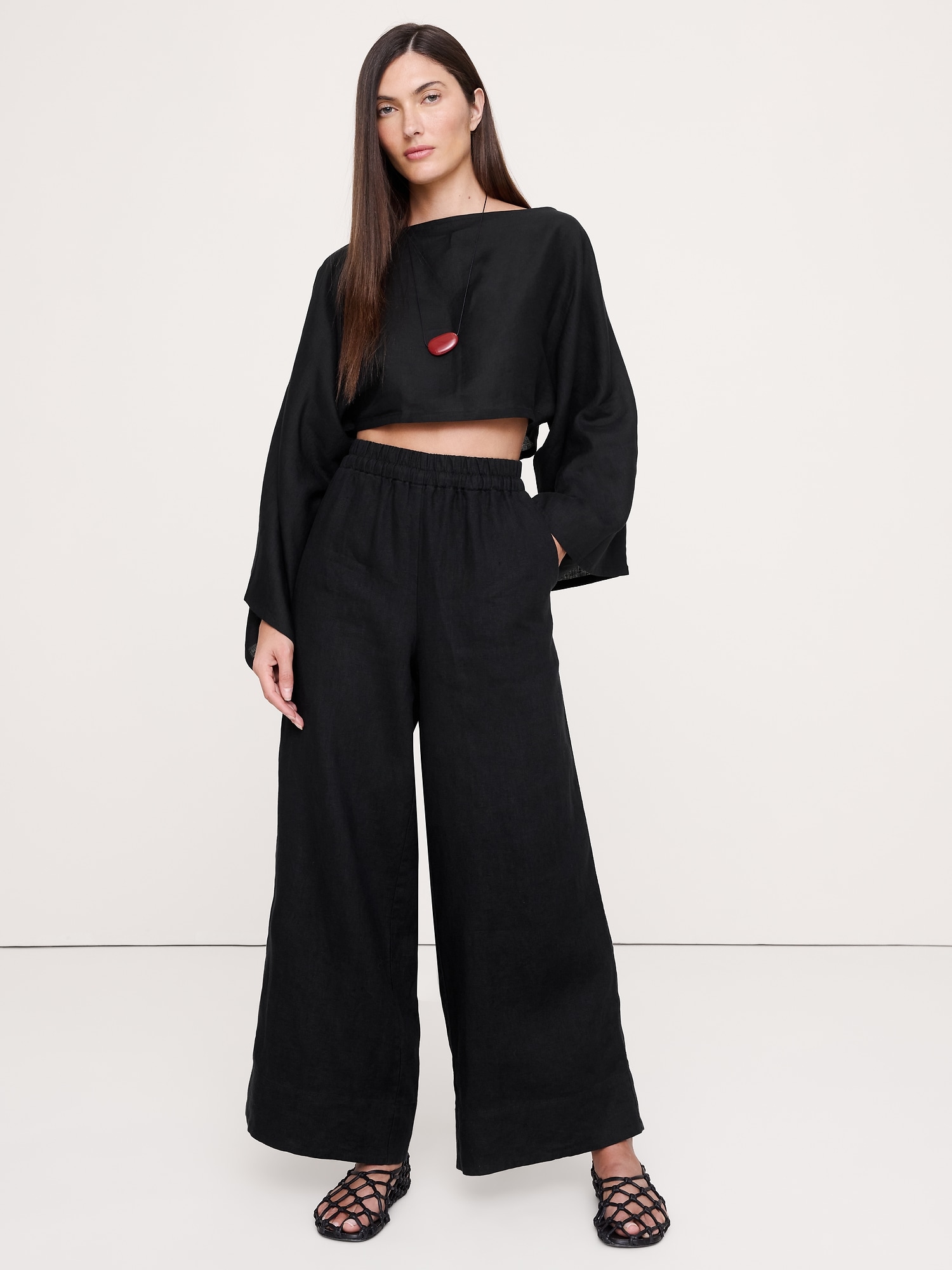 L'image numéro 6 présente Pantalon à taille haute extensible à jambe large en lin longueur cheville