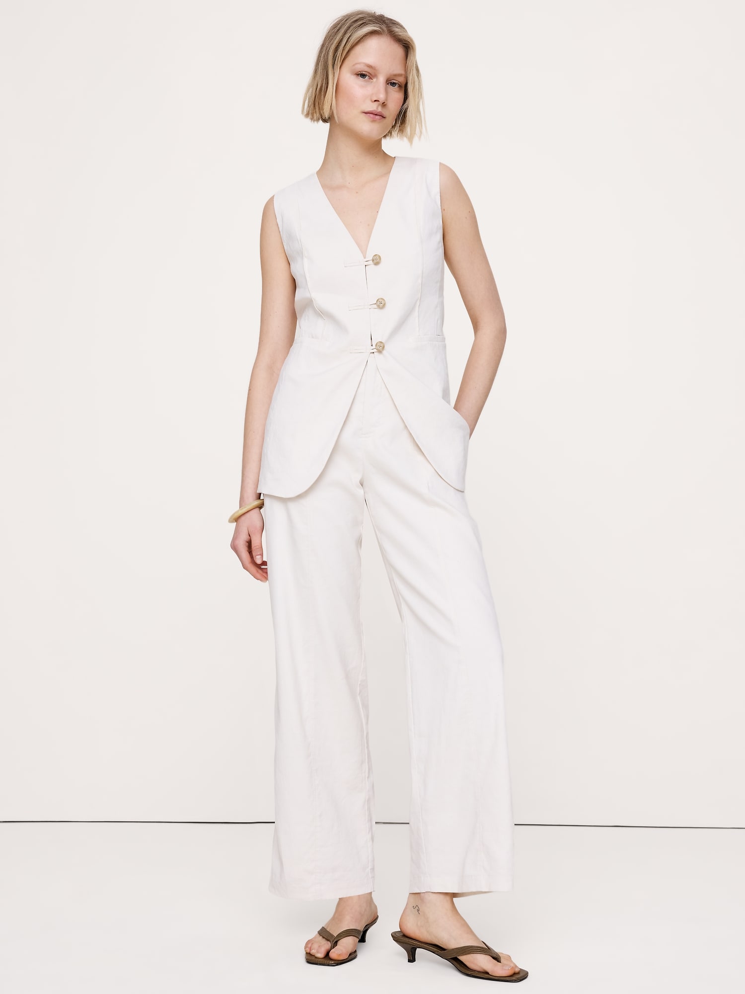 L'image numéro 6 présente Pantalon utilitaire droit à taille haute en lin et viscose extensible