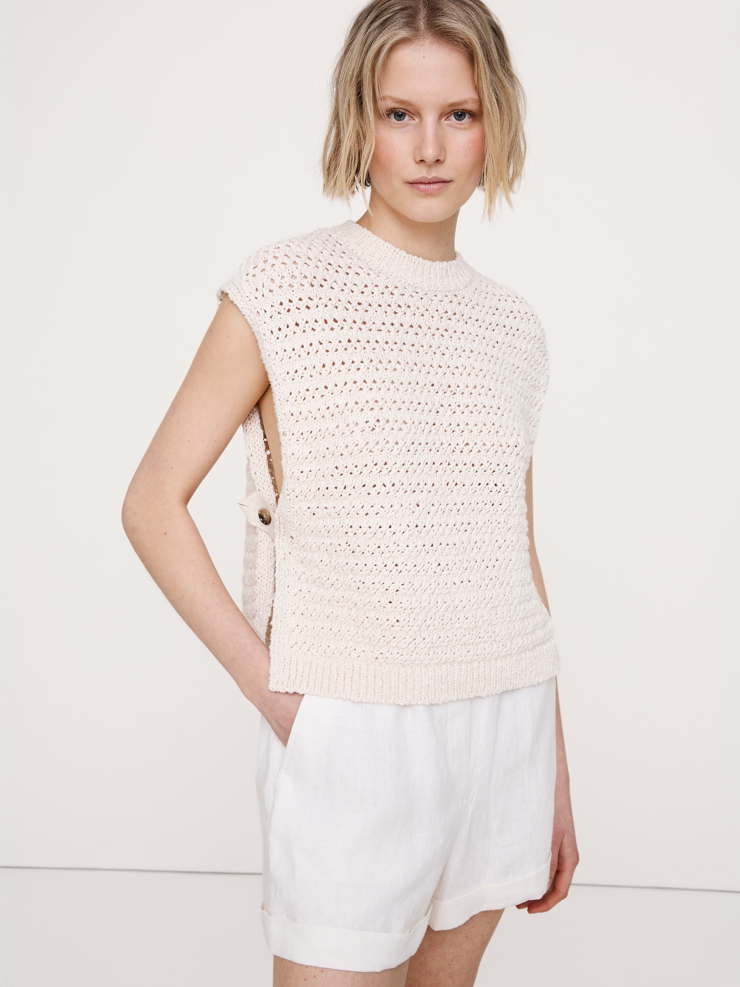 L'image numéro 5 présente Short en lin à taille froncée extensible de 9 cm