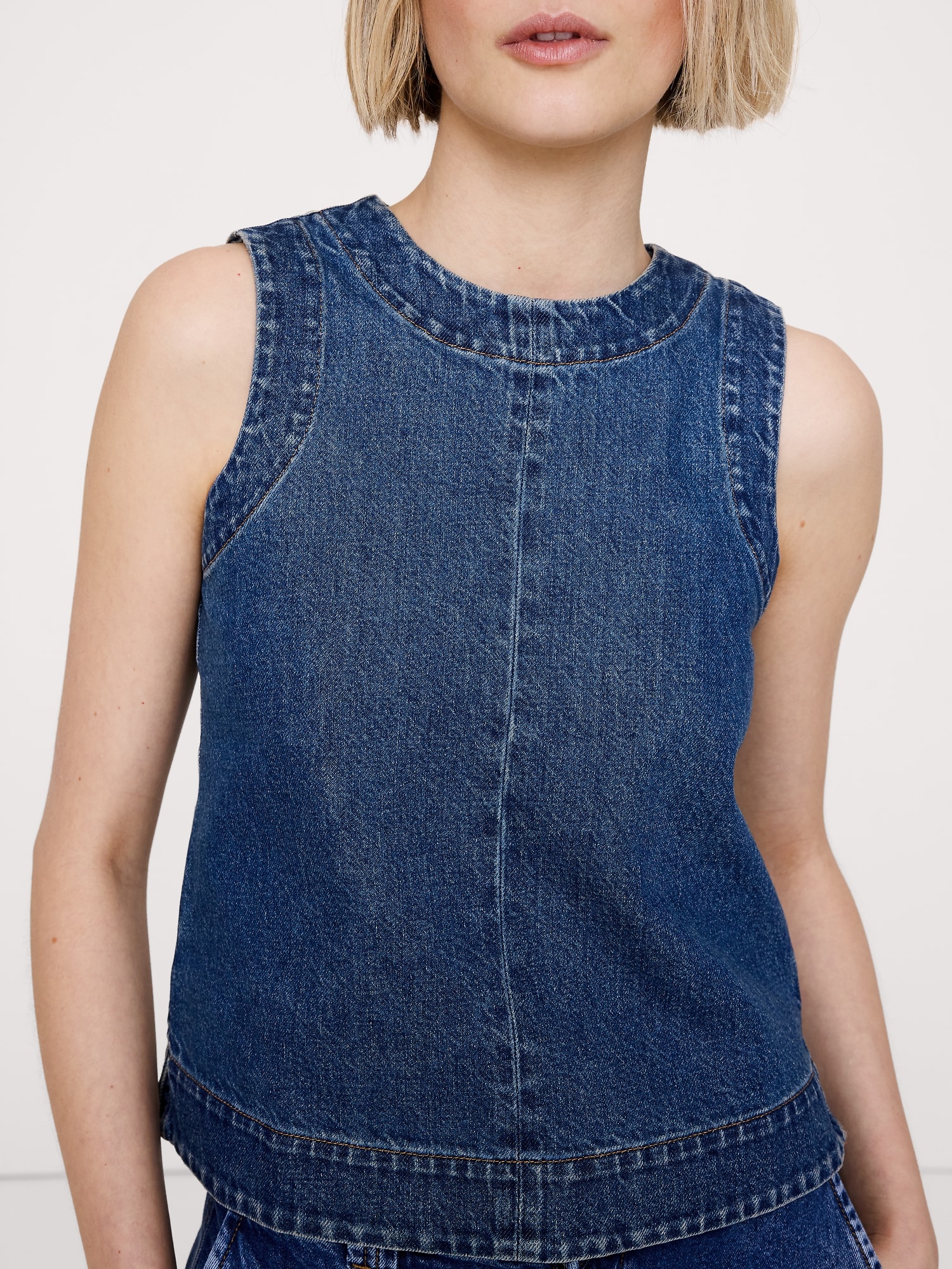 L'image numéro 3 présente Camisole en denim