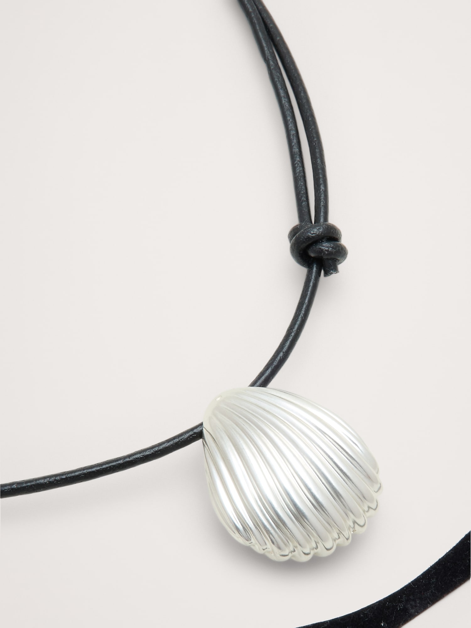 L'image numéro 3 présente Collier cordon orné d’un coquillage
