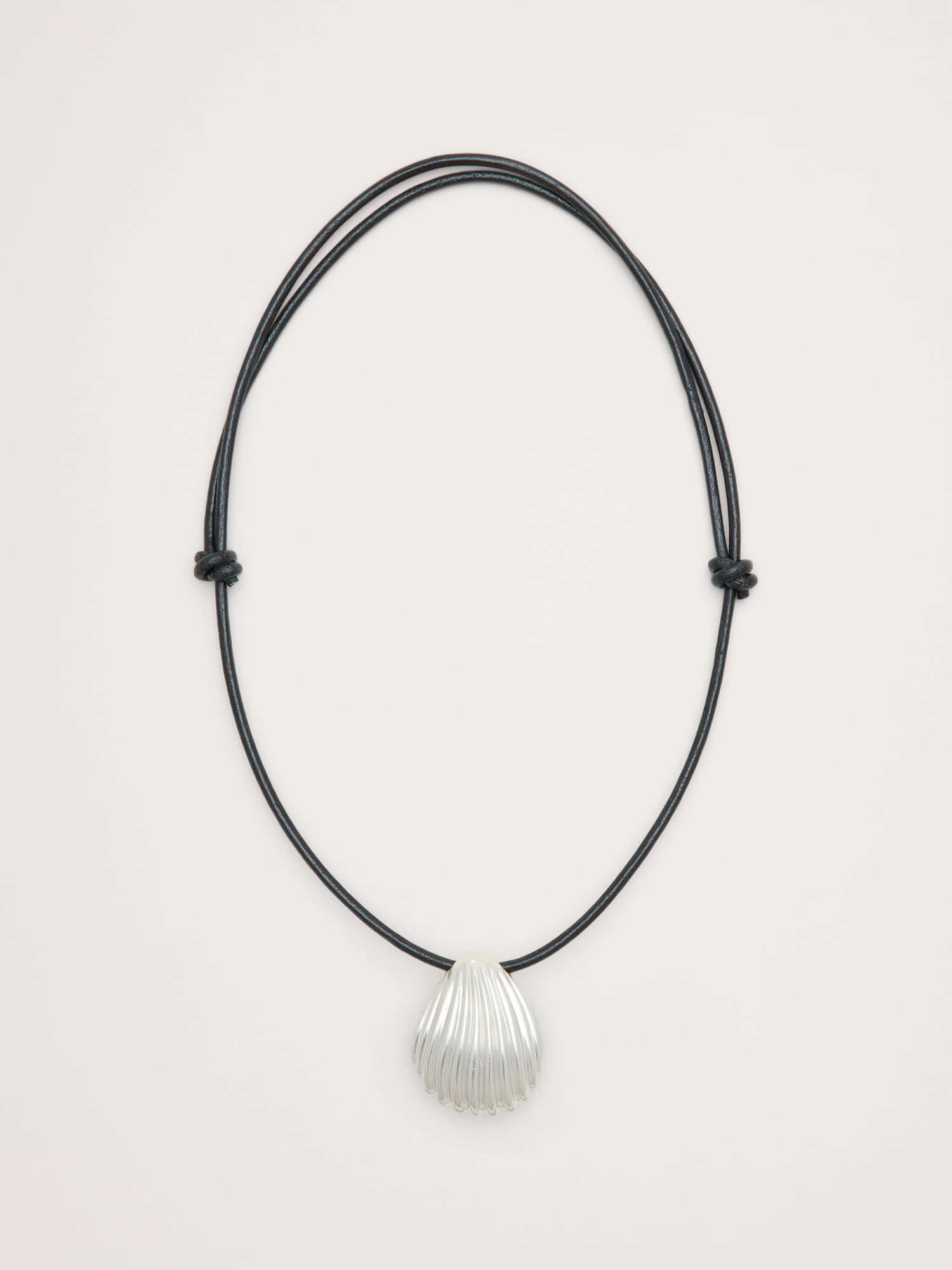 L'image numéro 1 présente Collier cordon orné d’un coquillage