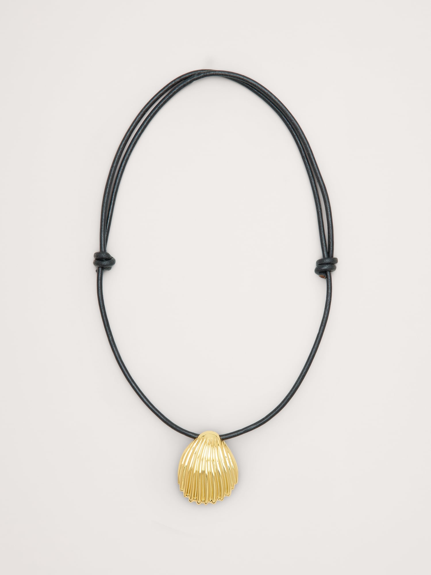 L'image numéro 1 présente Collier cordon orné d’un coquillage