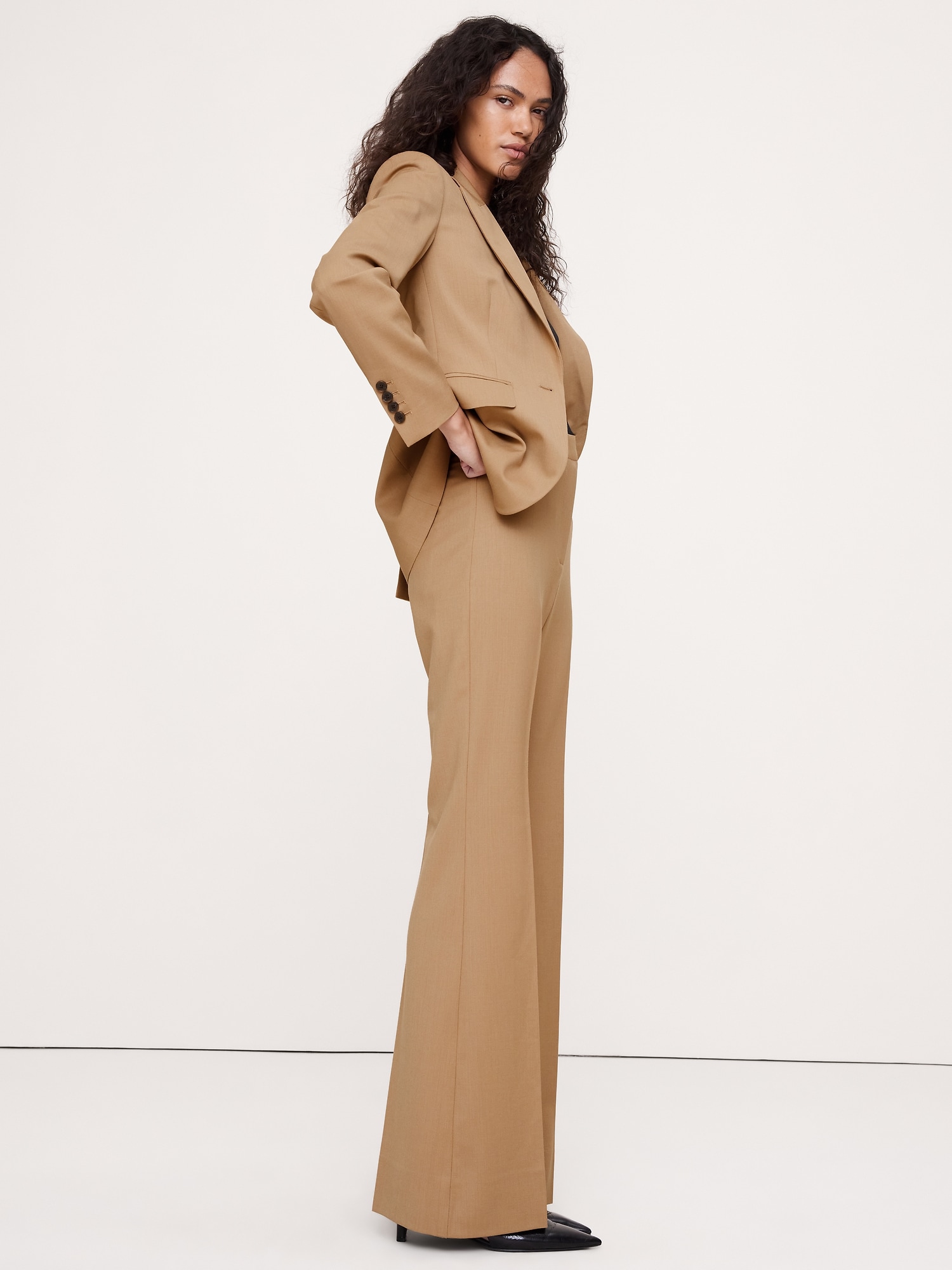 L'image numéro 3 présente Pantalon évasé à taille haute en laine italienne légère