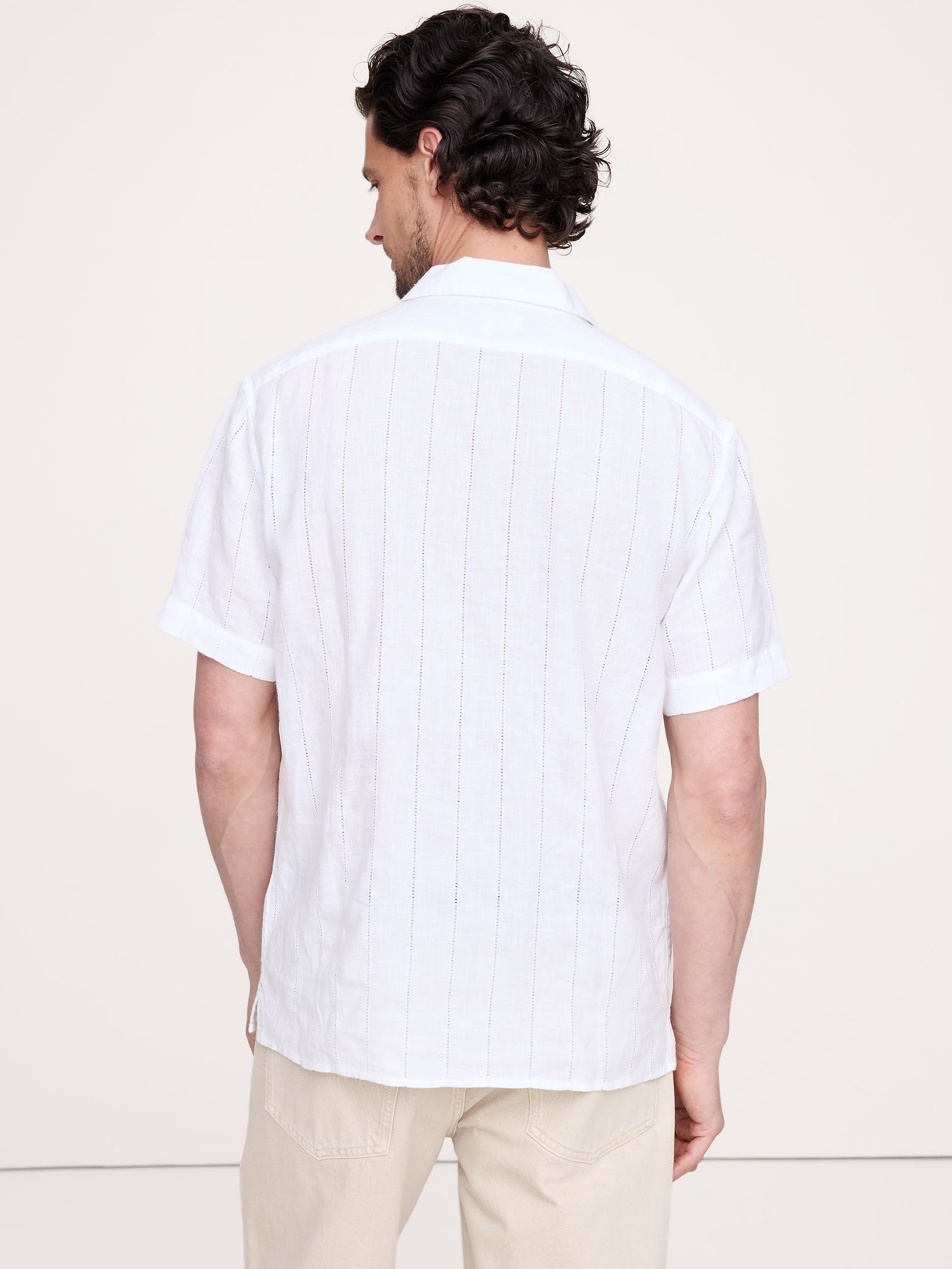 L'image numéro 2 présente Chemise de vacances coupe standard à rayures et motif ajouré en lin et coton