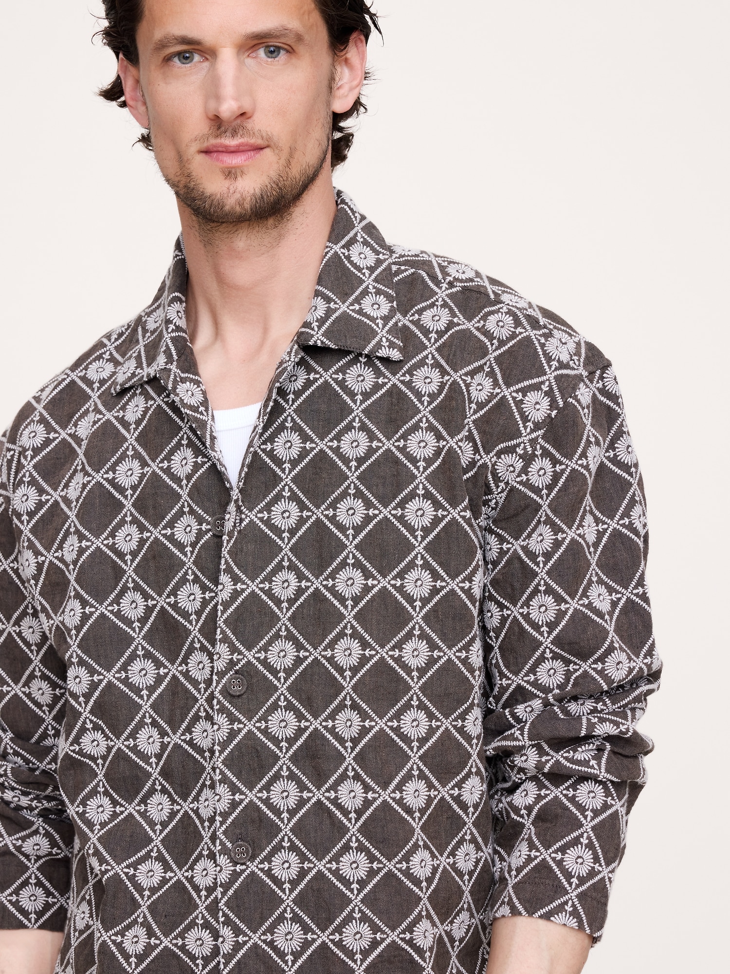 L'image numéro 4 présente Chemise de vacances décontractée à manches longues en lin brodé