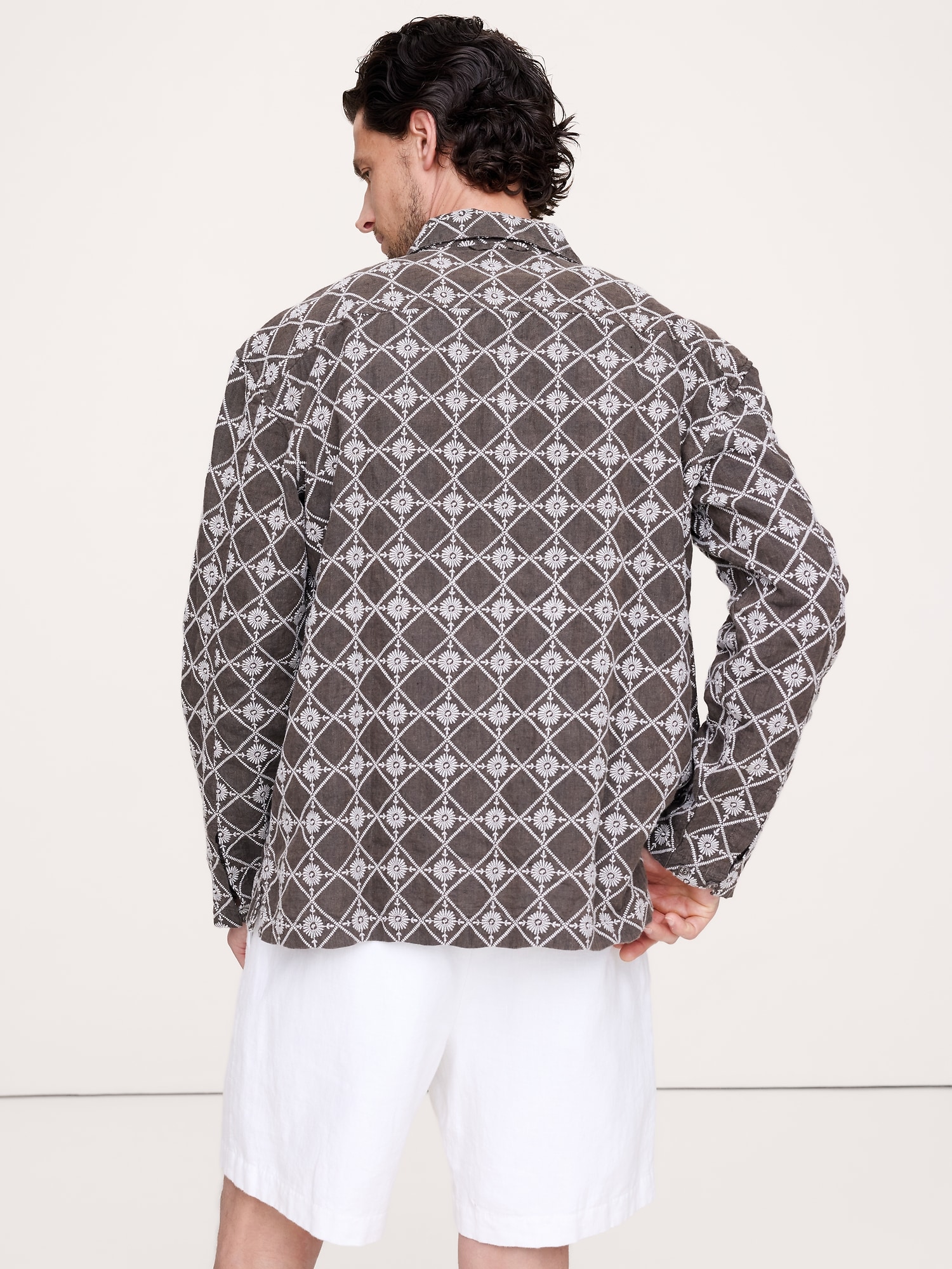 L'image numéro 3 présente Chemise de vacances décontractée à manches longues en lin brodé