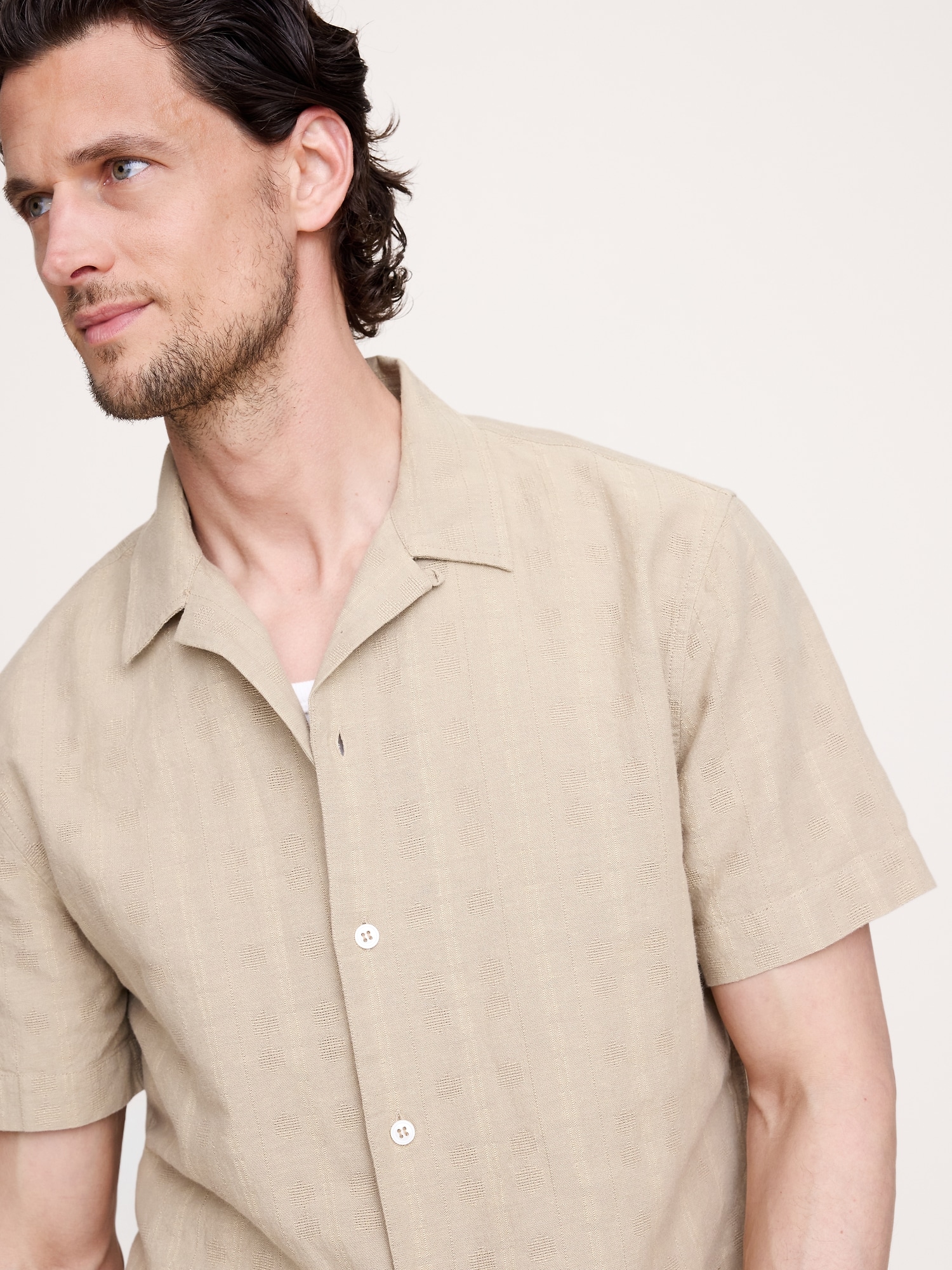 L'image numéro 4 présente Chemise de vacances coupe standard en lin