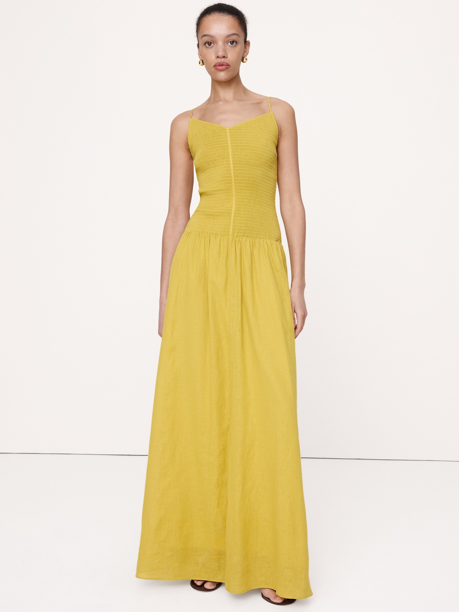 L'image numéro 1 présente Robe longue en voile de lin et coton à smocks