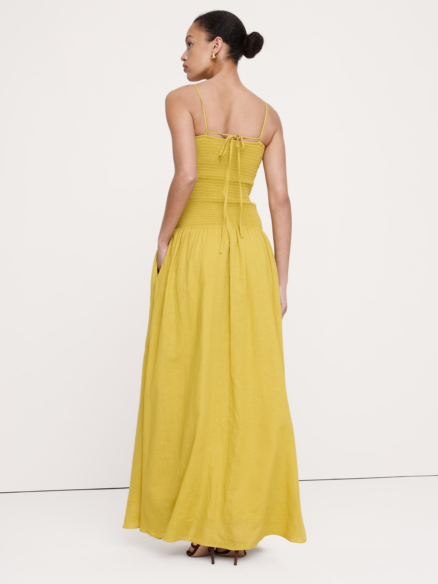 L'image numéro 5 présente Robe longue en voile de lin et coton à smocks