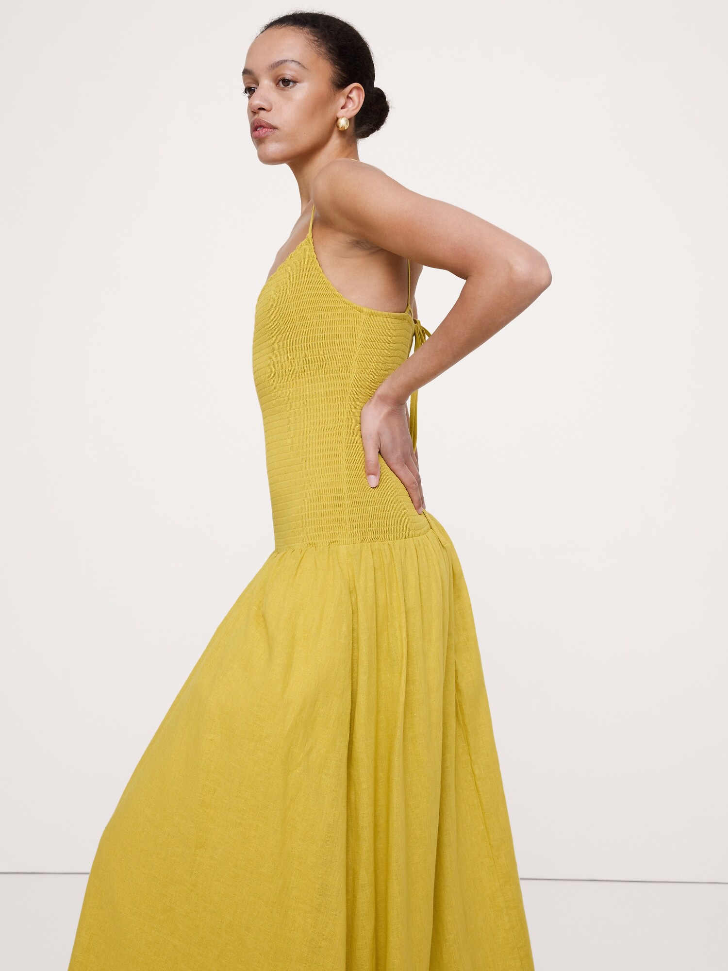 L'image numéro 6 présente Robe longue en voile de lin et coton à smocks