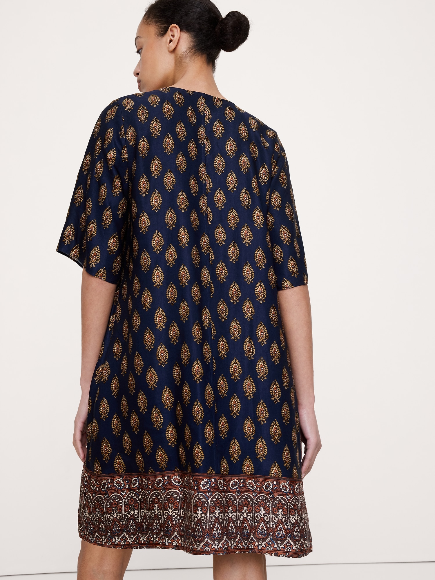 L'image numéro 7 présente Robe courte en lin et viscose à encolure dégagée