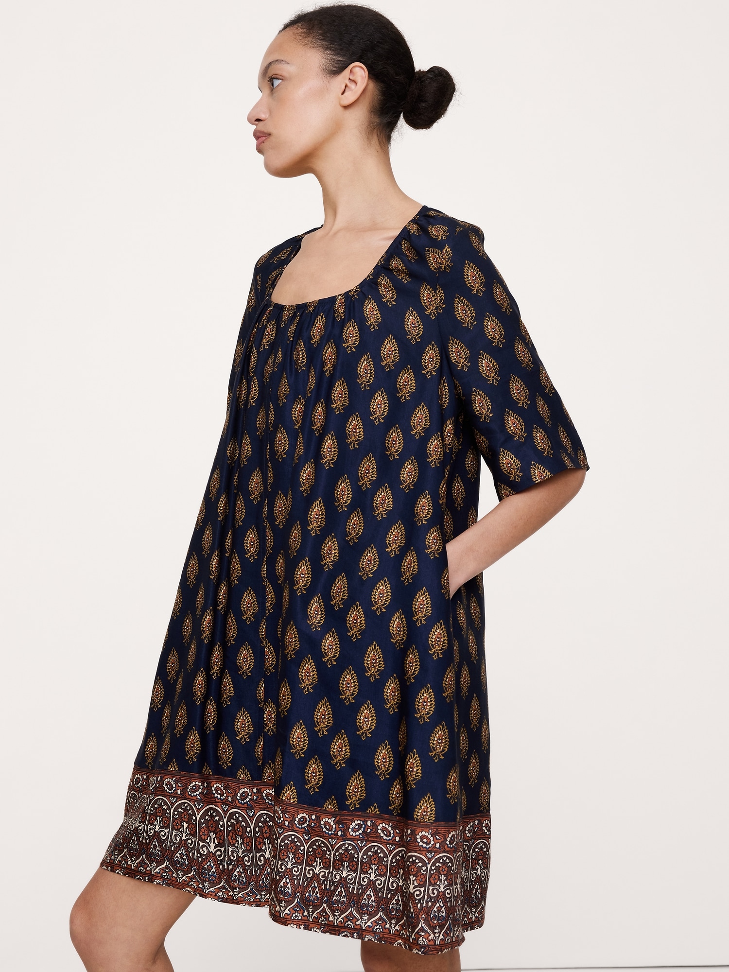 L'image numéro 8 présente Robe courte en lin et viscose à encolure dégagée