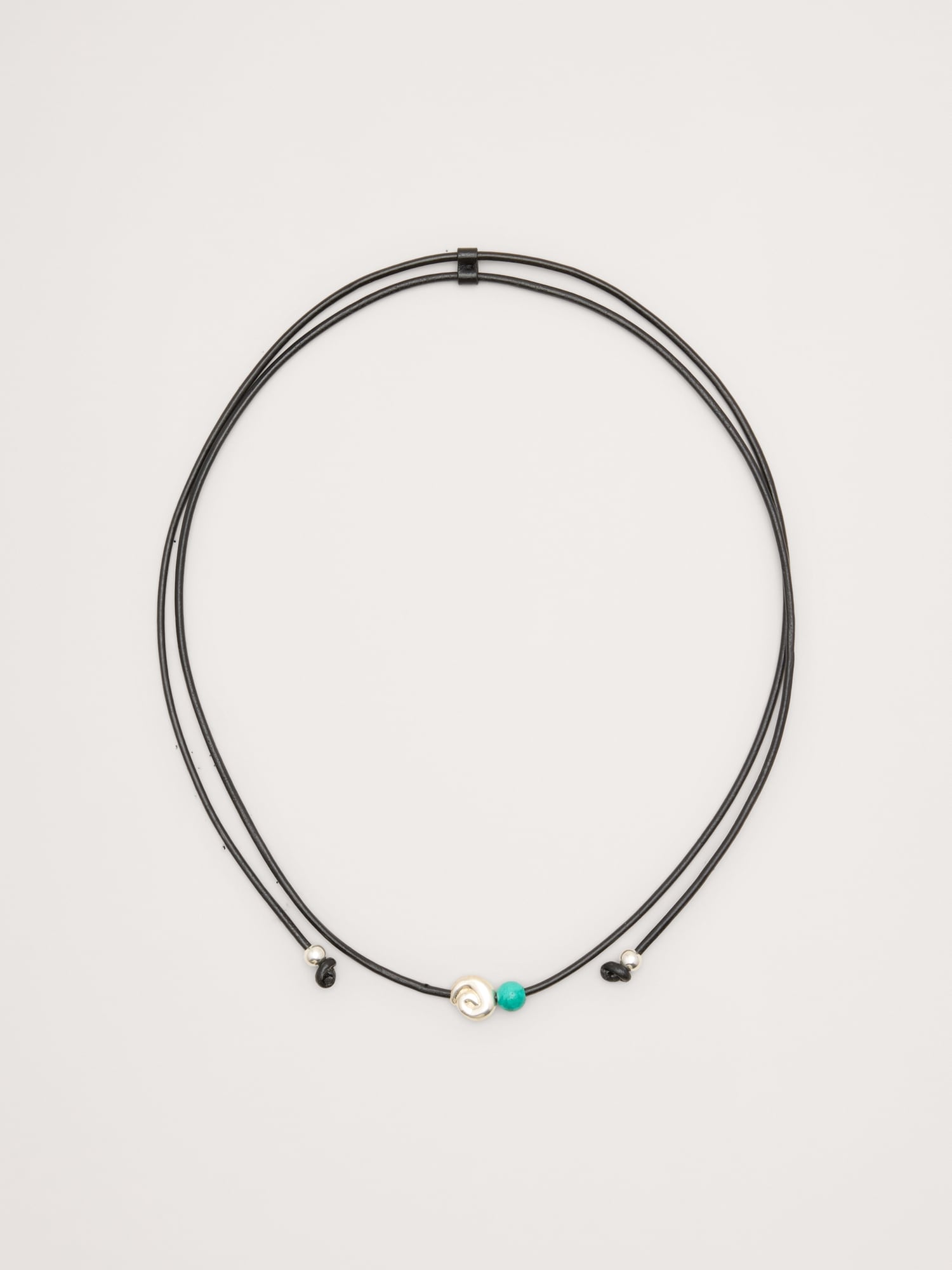 L'image numéro 1 présente Collier cordon avec pierres métalliques