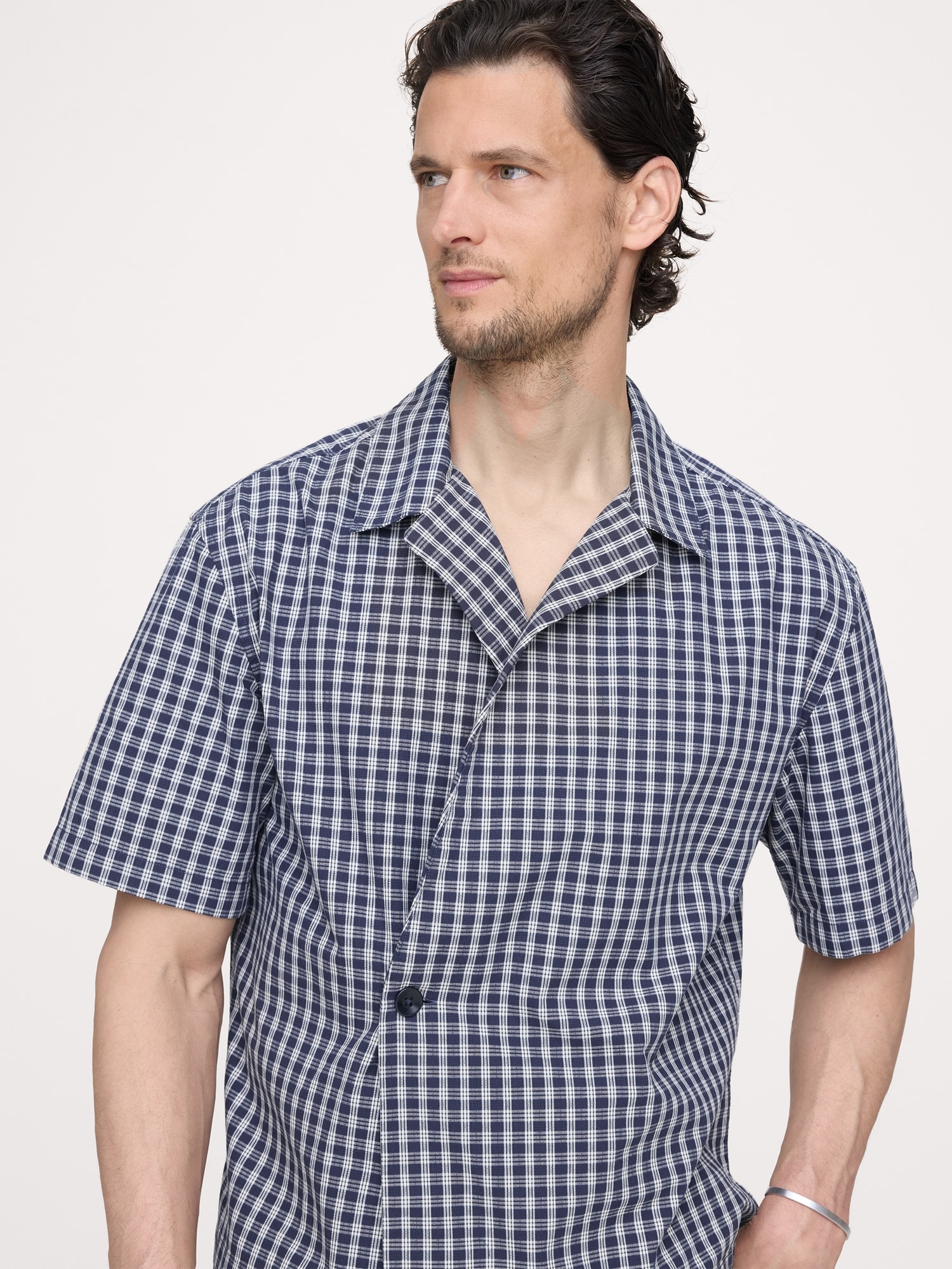 L'image numéro 3 présente Chemise de vacances décontractée croisée