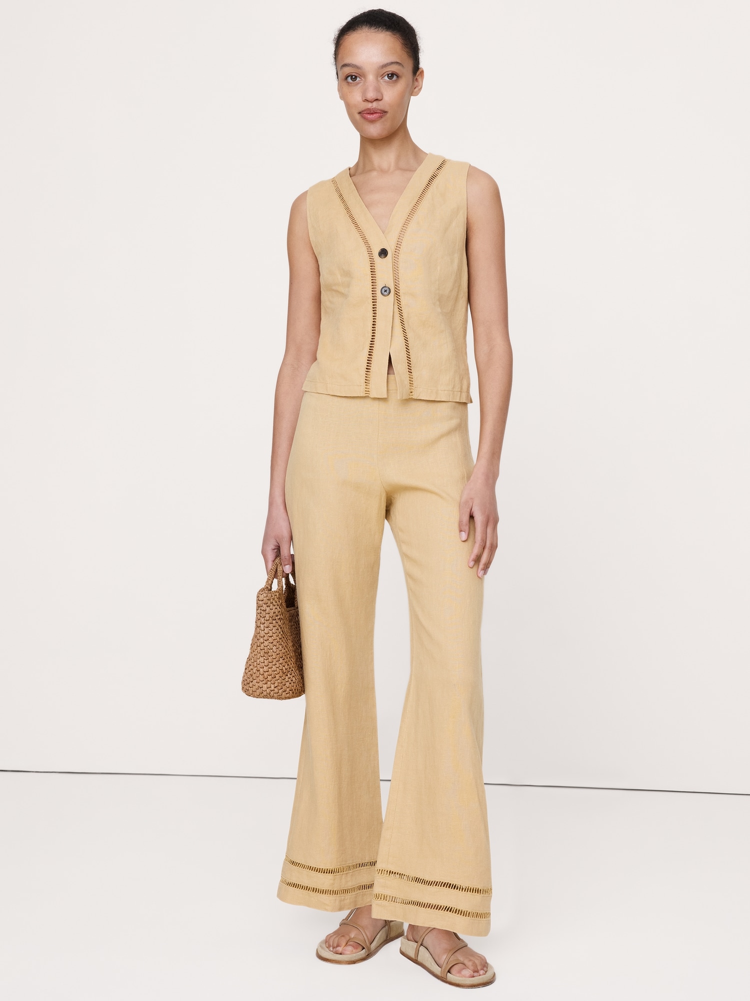 L'image numéro 6 présente Gilet en lin bordé de dentelle