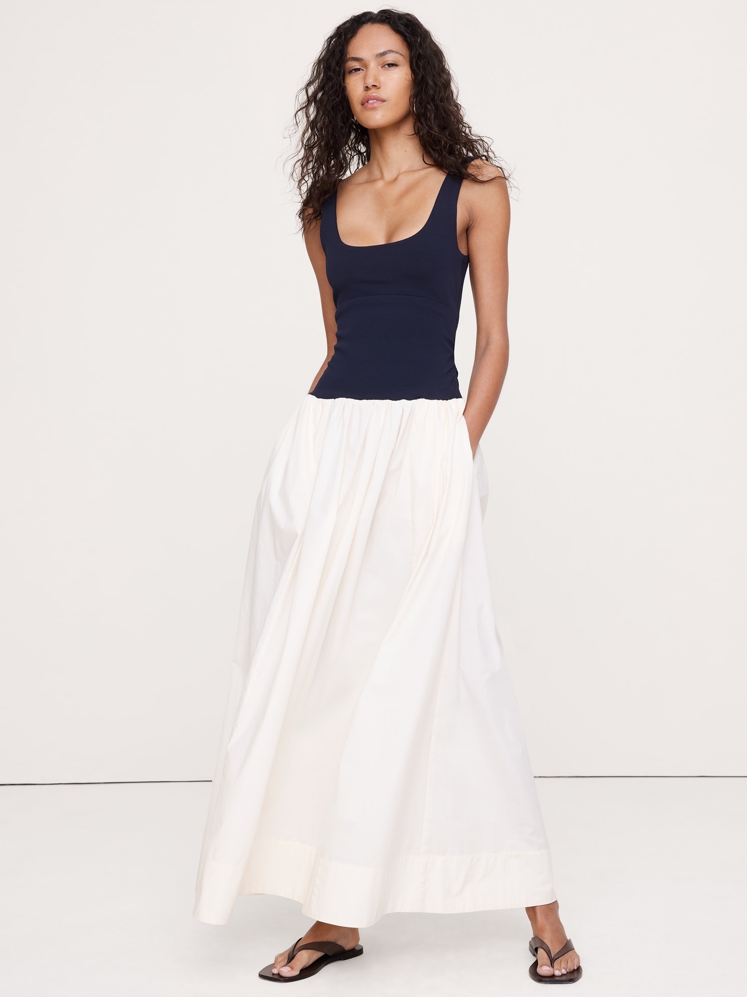 L'image numéro 1 présente Robe longue en popeline de coton extensible effet sculptant