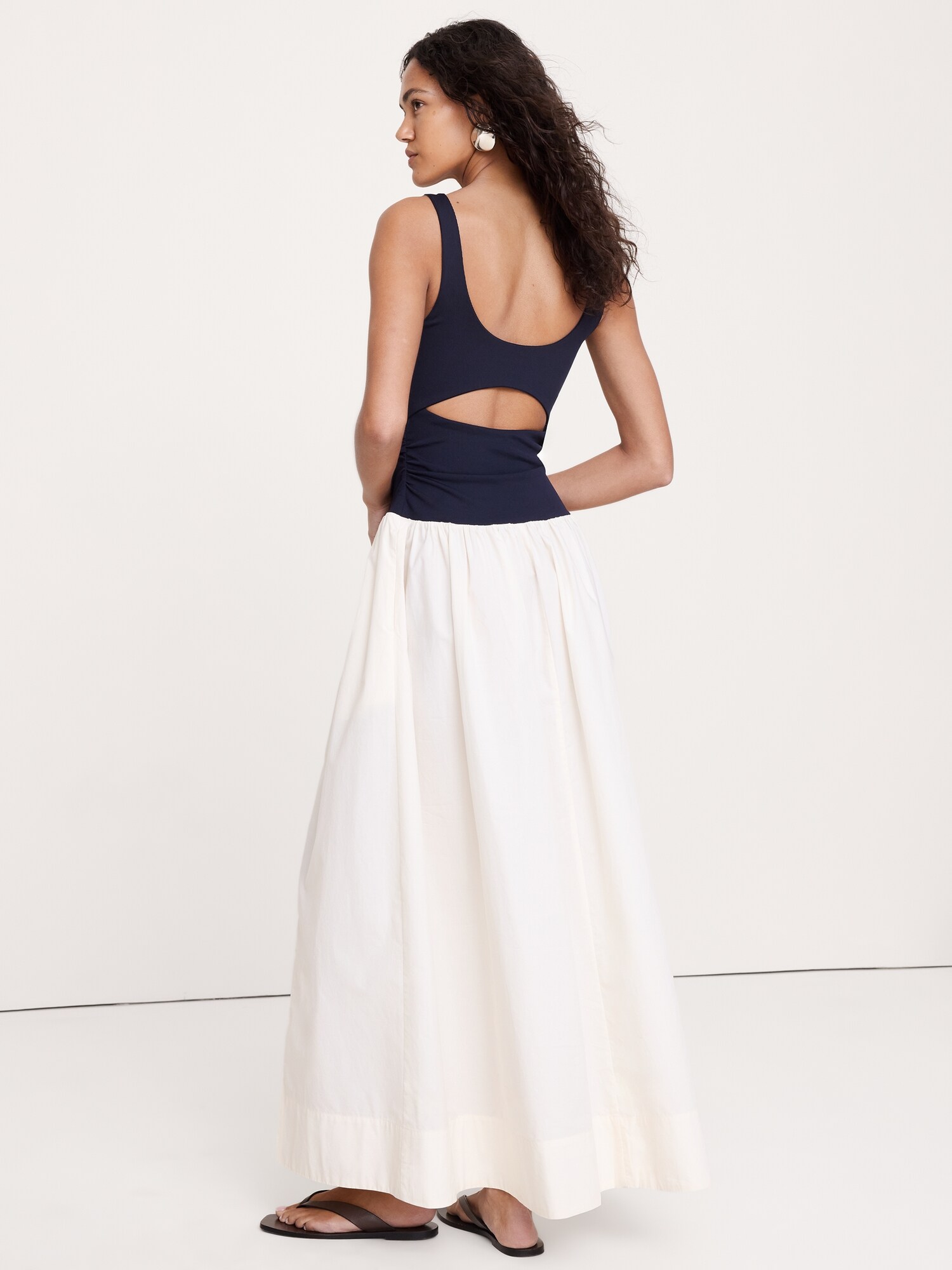 L'image numéro 3 présente Robe longue en popeline de coton extensible effet sculptant