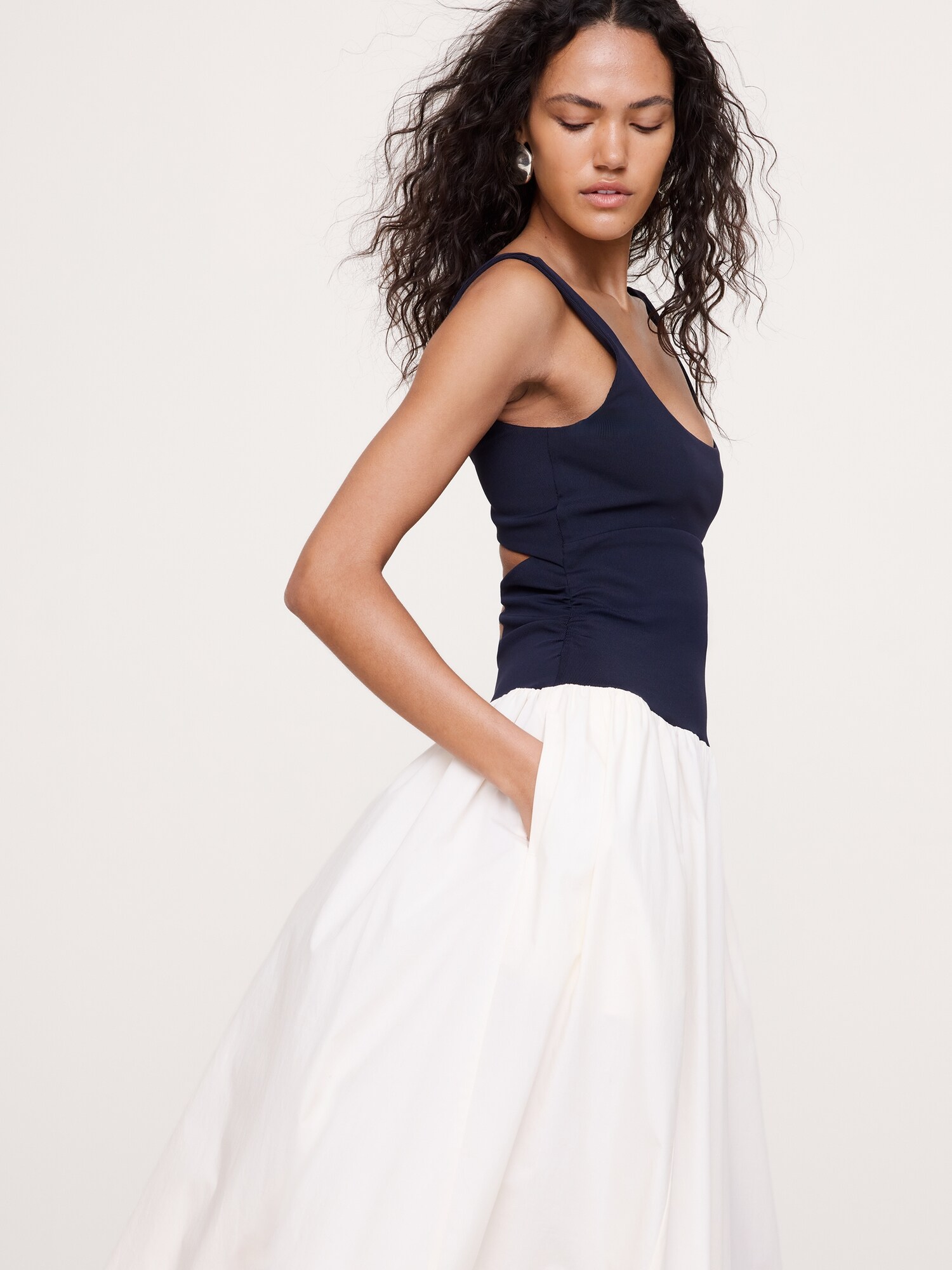 L'image numéro 4 présente Robe longue en popeline de coton extensible effet sculptant