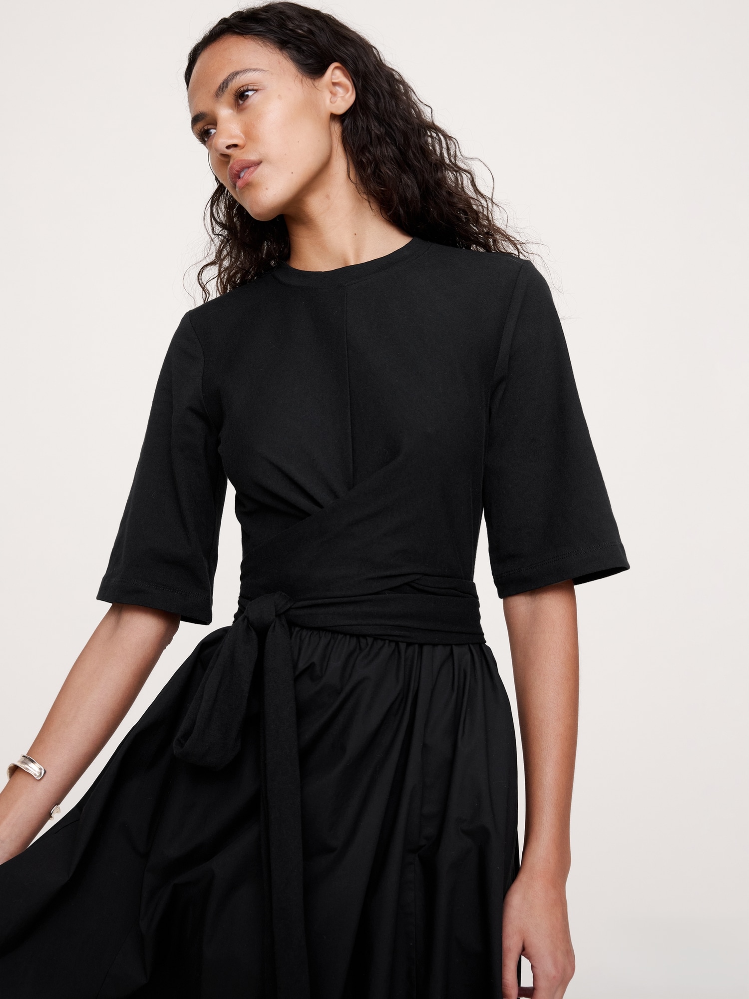 L'image numéro 4 présente Robe longue torsadée en popeline de coton et jersey