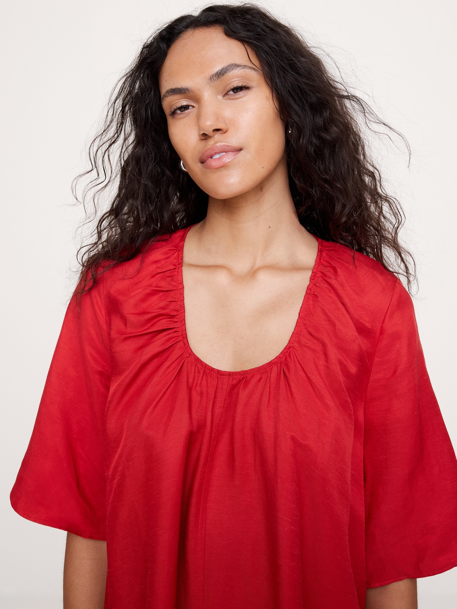 L'image numéro 4 présente Robe courte en lin et viscose à encolure dégagée