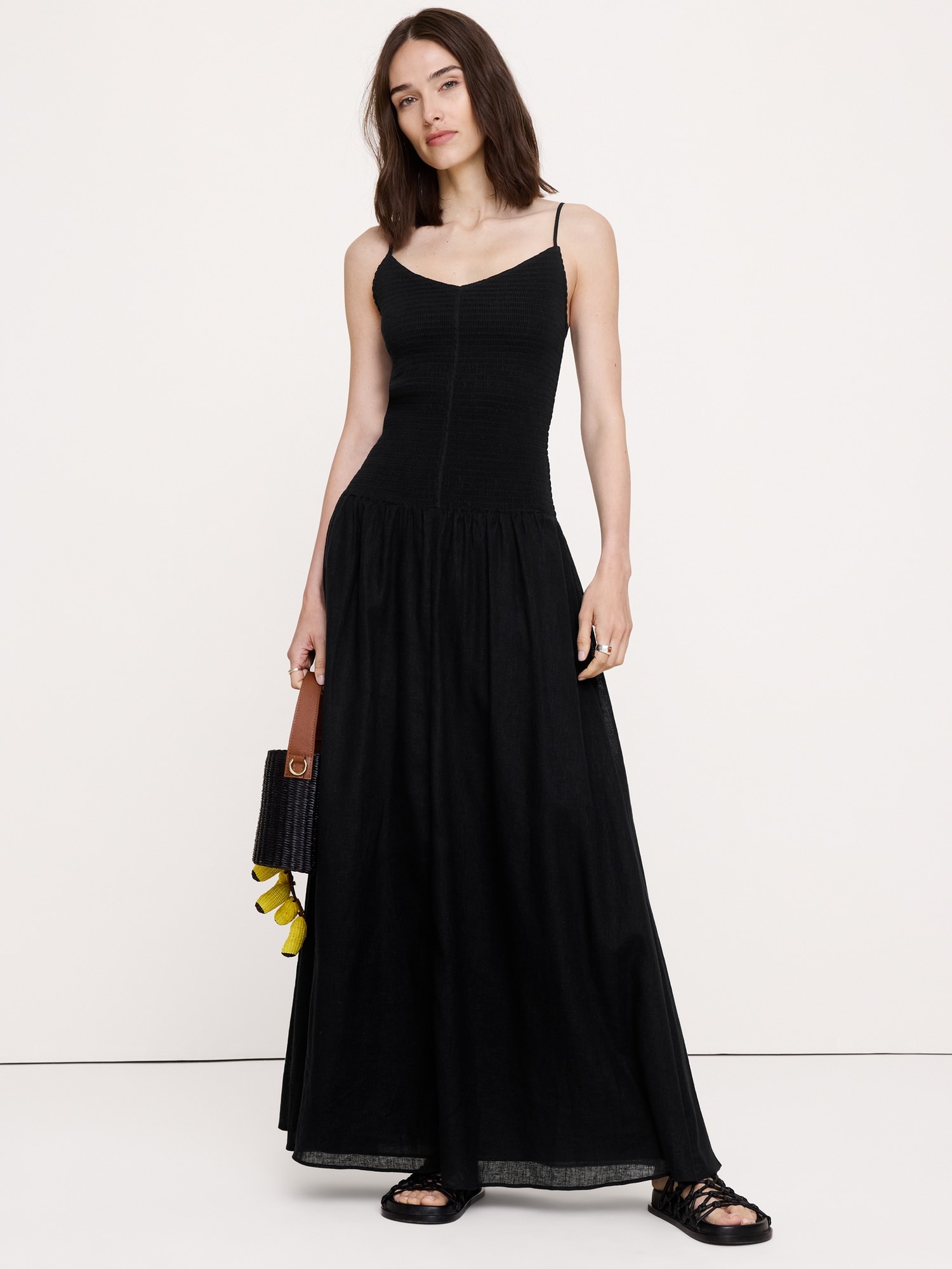 L'image numéro 1 présente Robe longue en voile de lin et coton à smocks