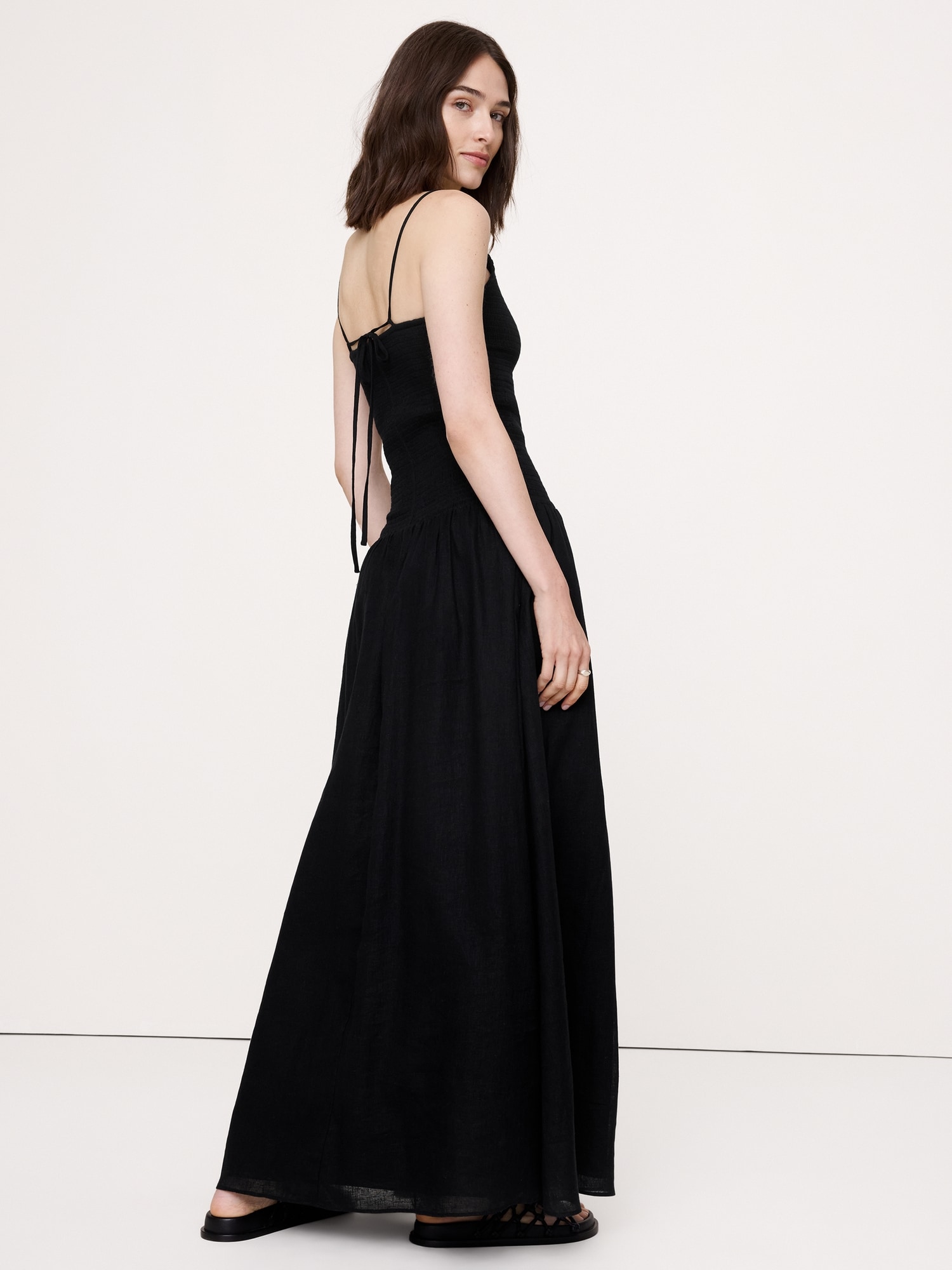 L'image numéro 3 présente Robe longue en voile de lin et coton à smocks