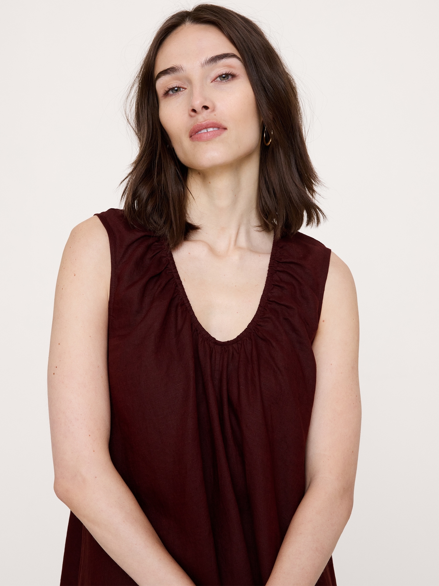 L'image numéro 4 présente Robe longue en lin à encolure dégagée