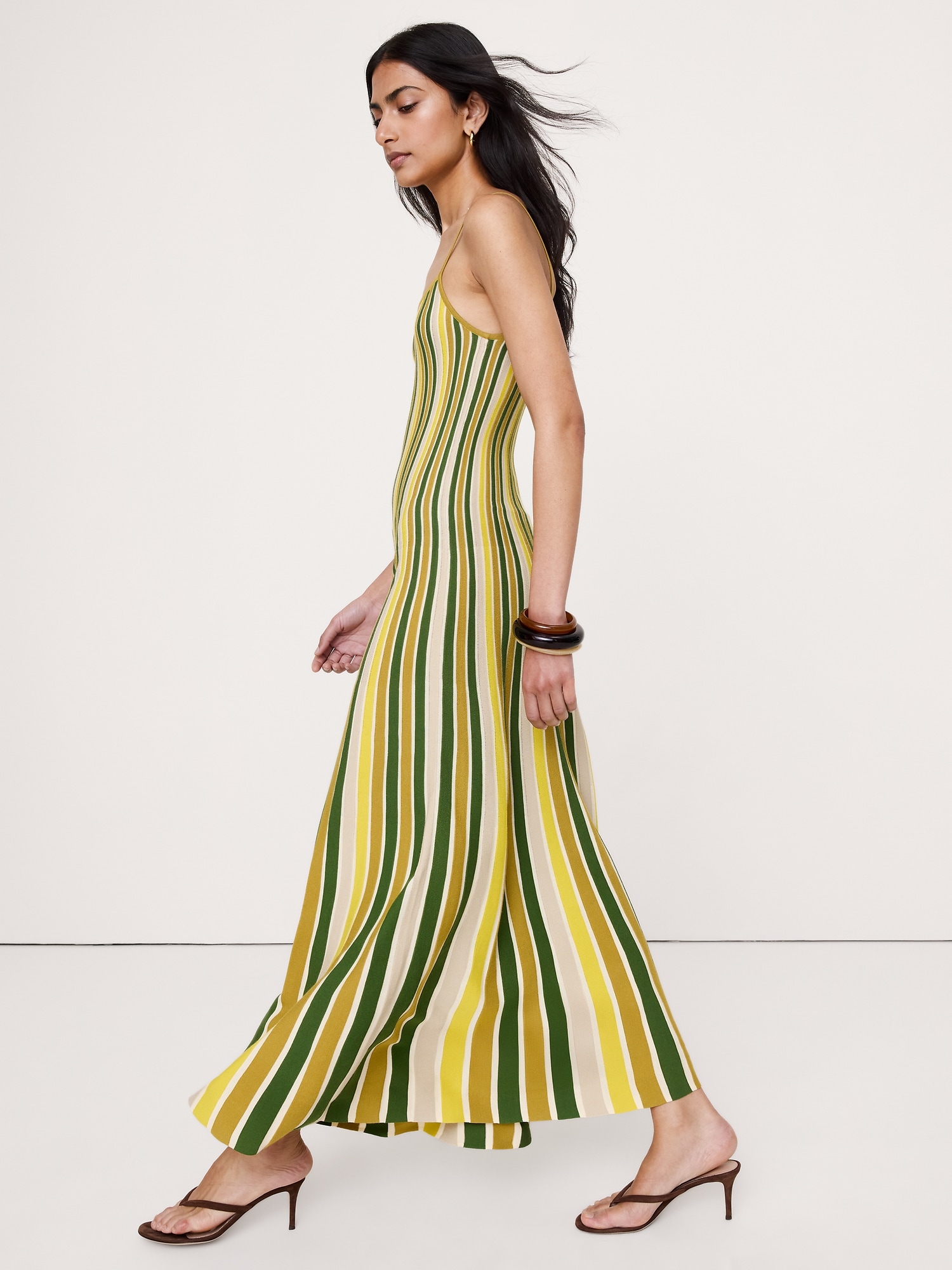 L'image numéro 1 présente Robe longue rayée à effet sculptant