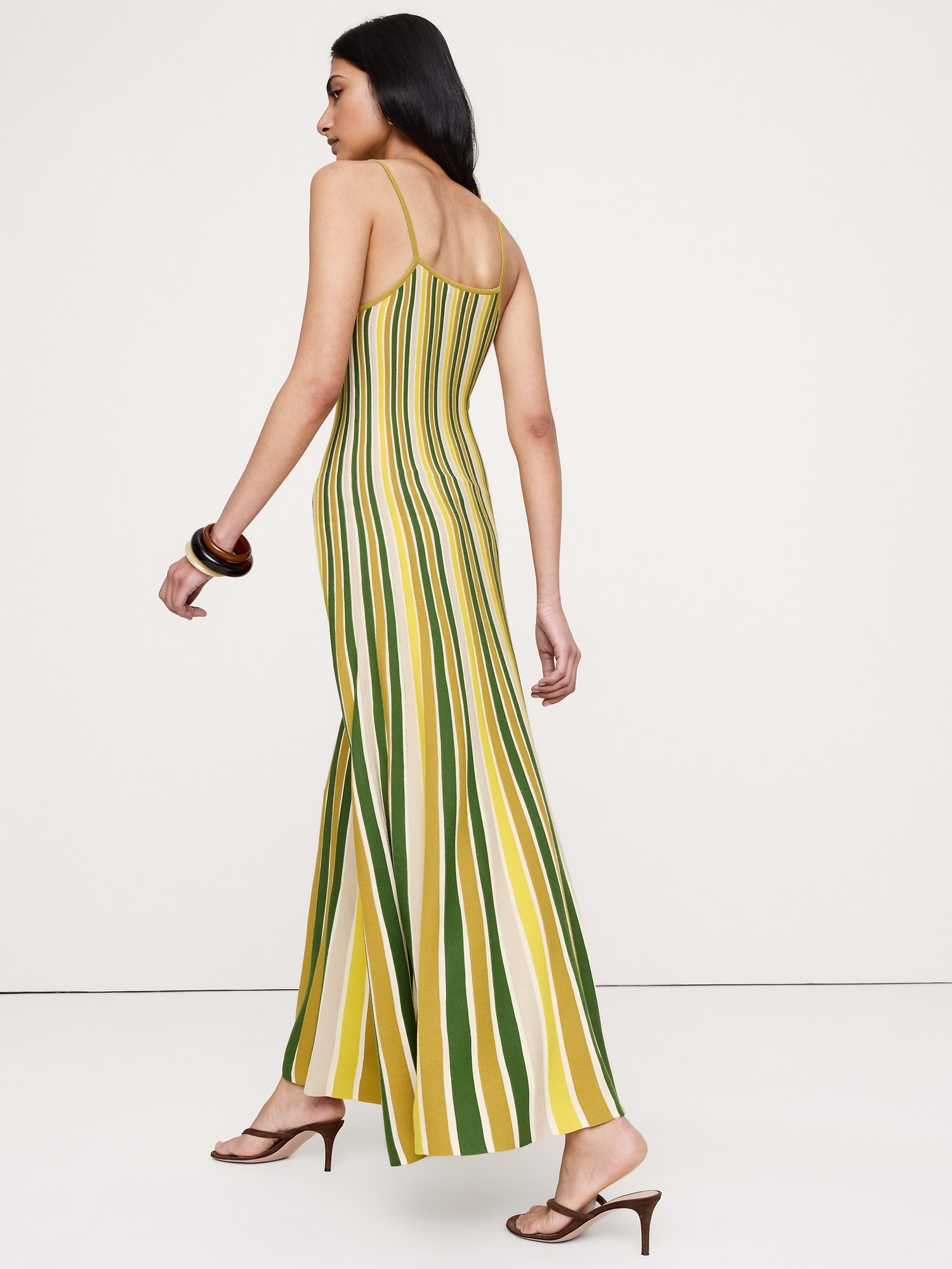 L'image numéro 3 présente Robe longue rayée à effet sculptant